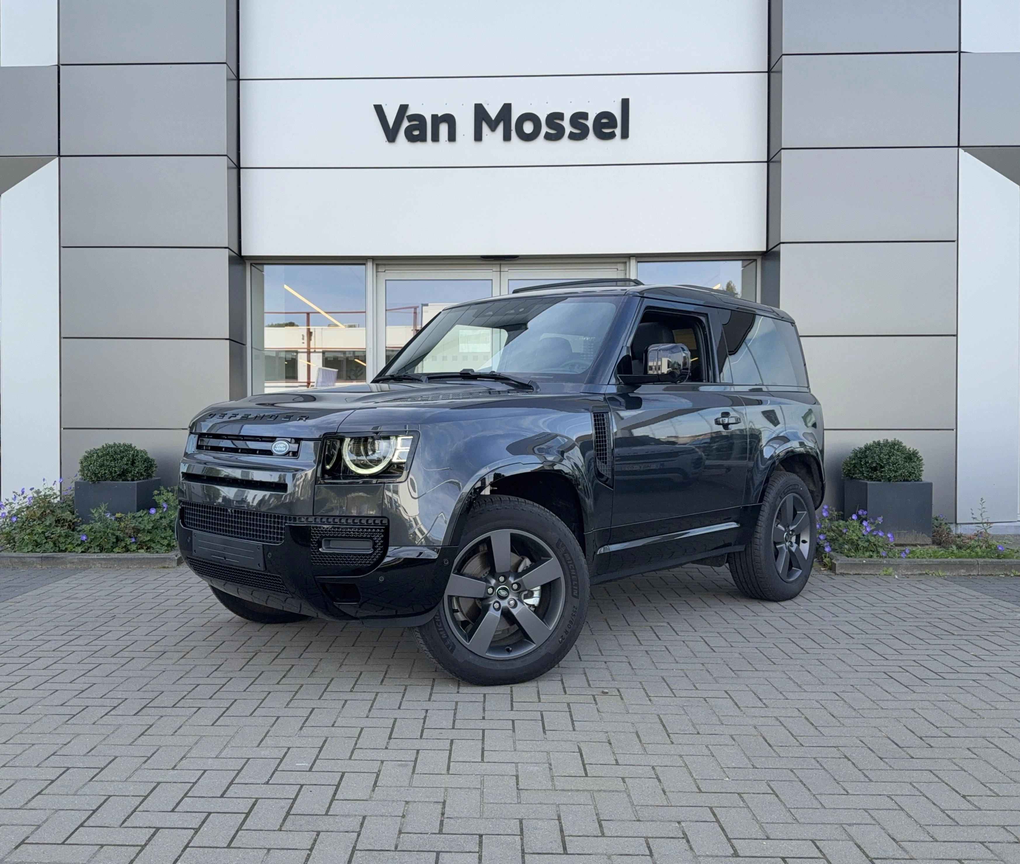 Land Rover-Defender-image-0
