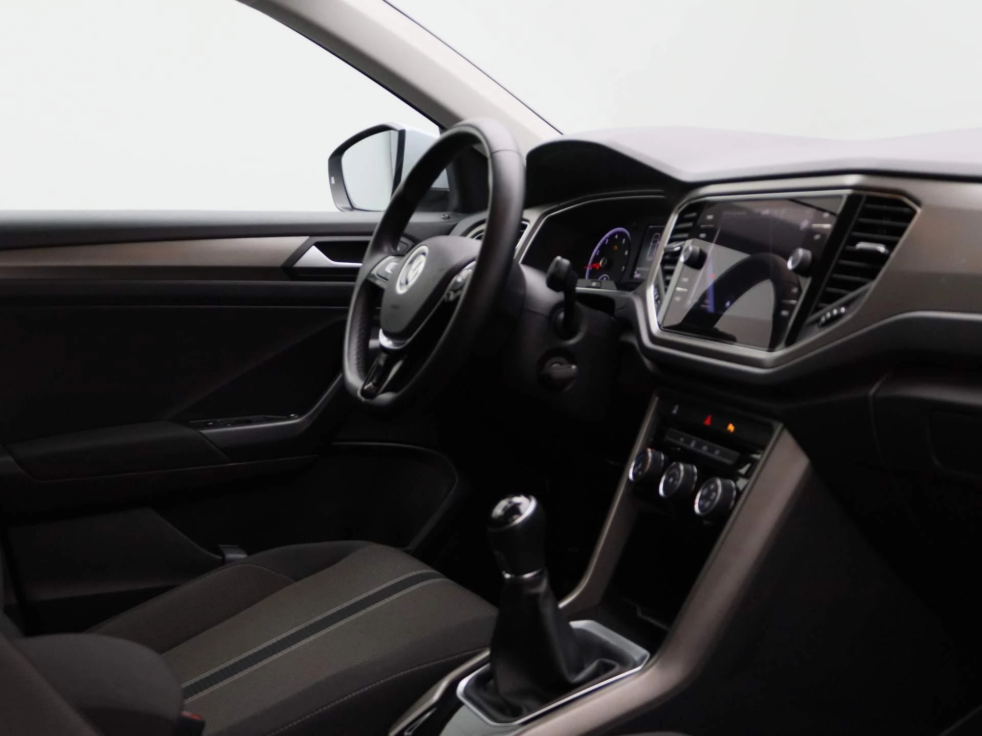 Volkswagen-T-Roc-image-24