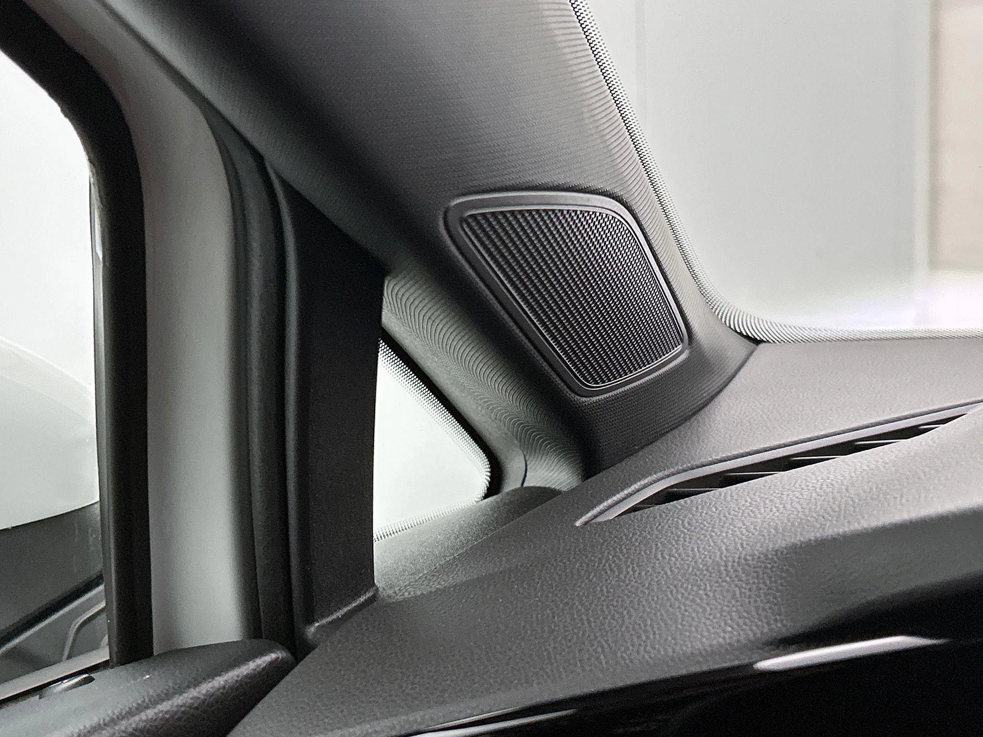 Volkswagen-Golf-image-13