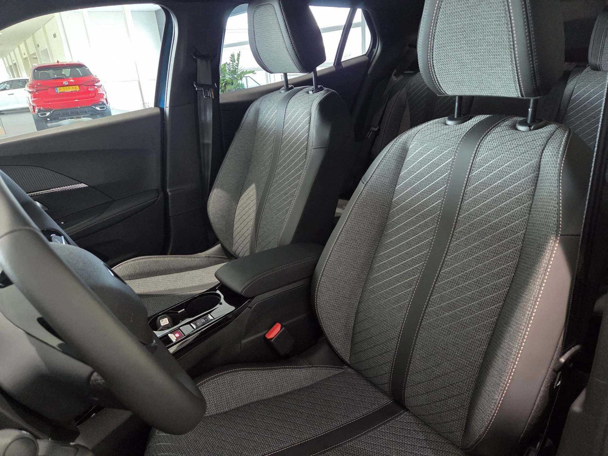 Peugeot 2008 1.2 Hybrid 136 Allure