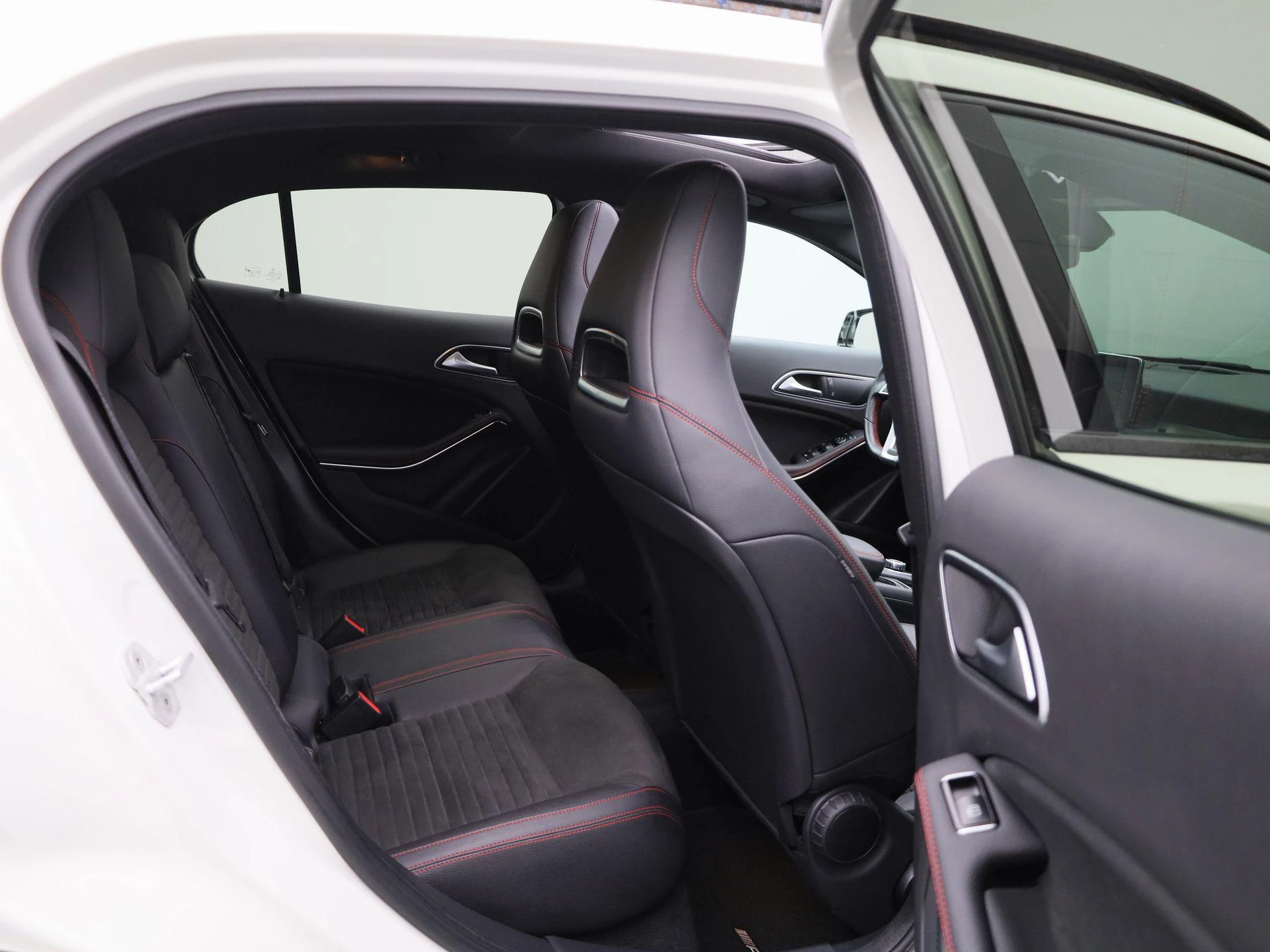 Mercedes-Benz-GLA-image-33
