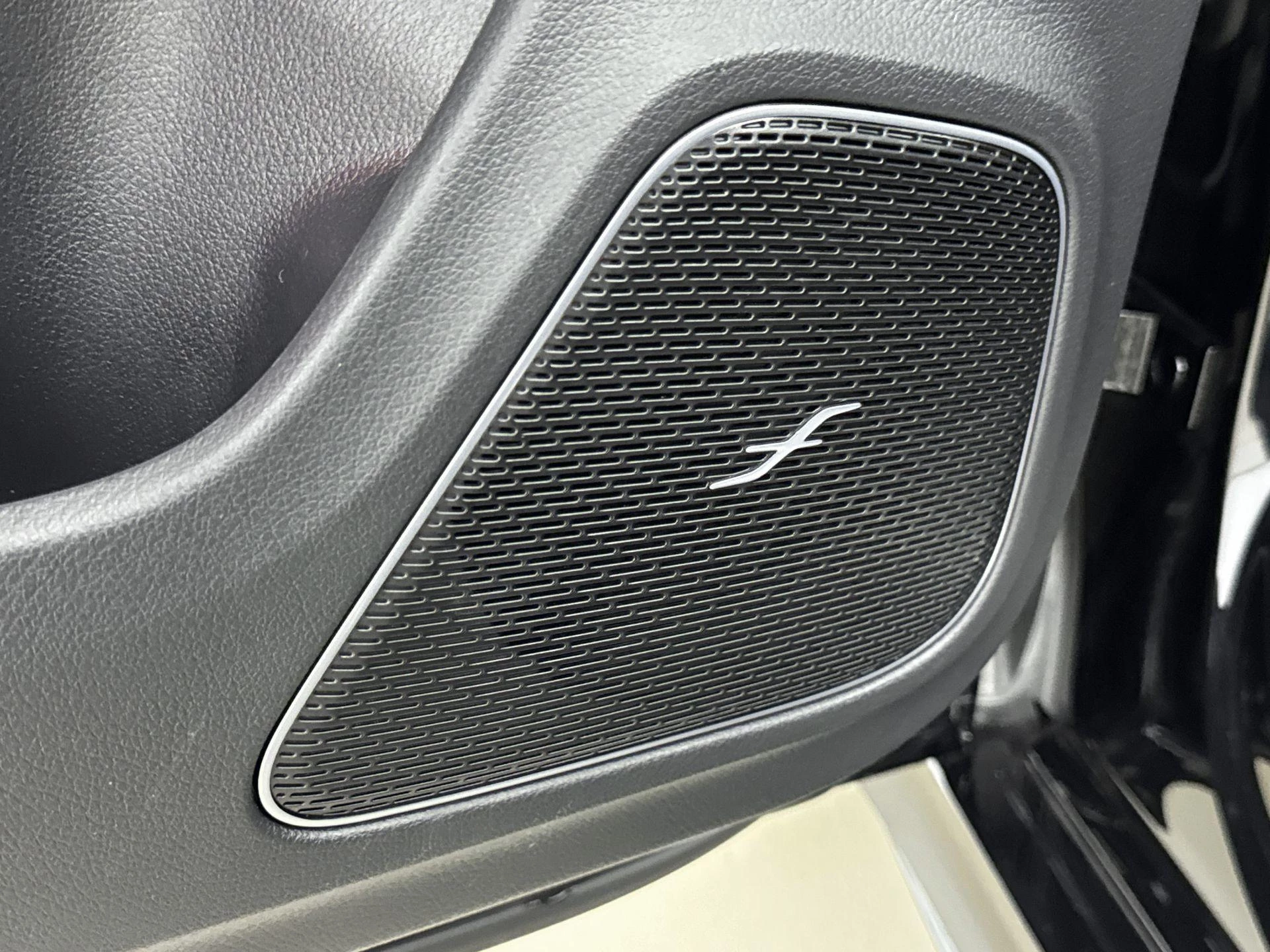 Mercedes-Benz-CLA-image-11