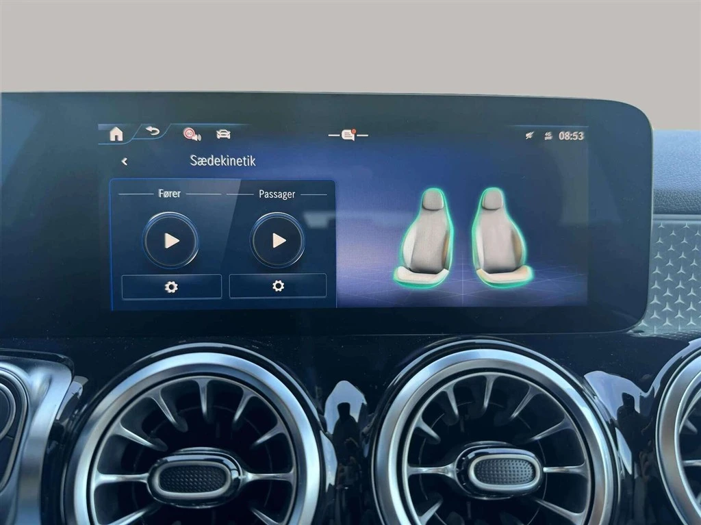 Mercedes-Benz-EQB-image-15