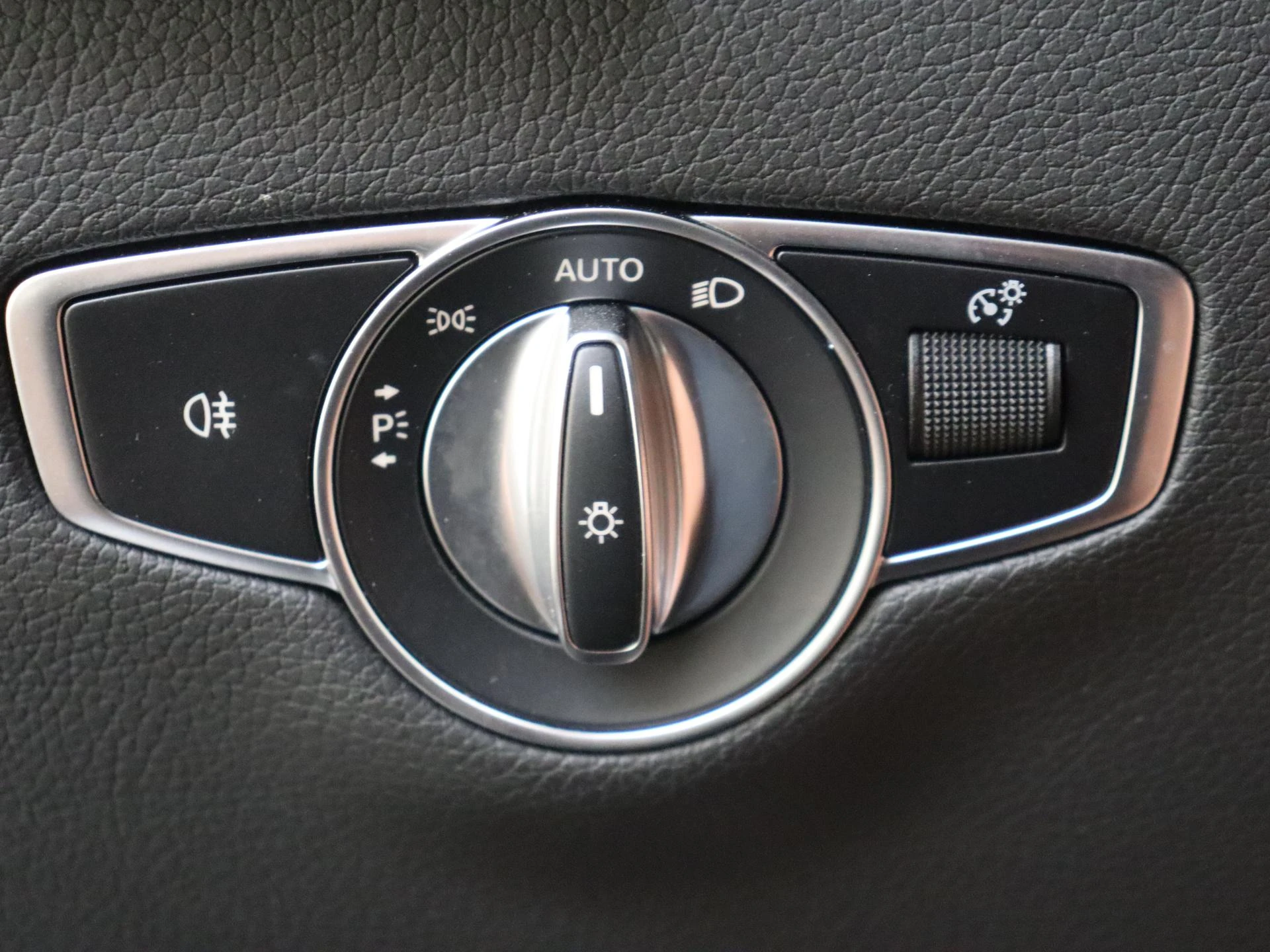 Mercedes-Benz-EQC-image-24
