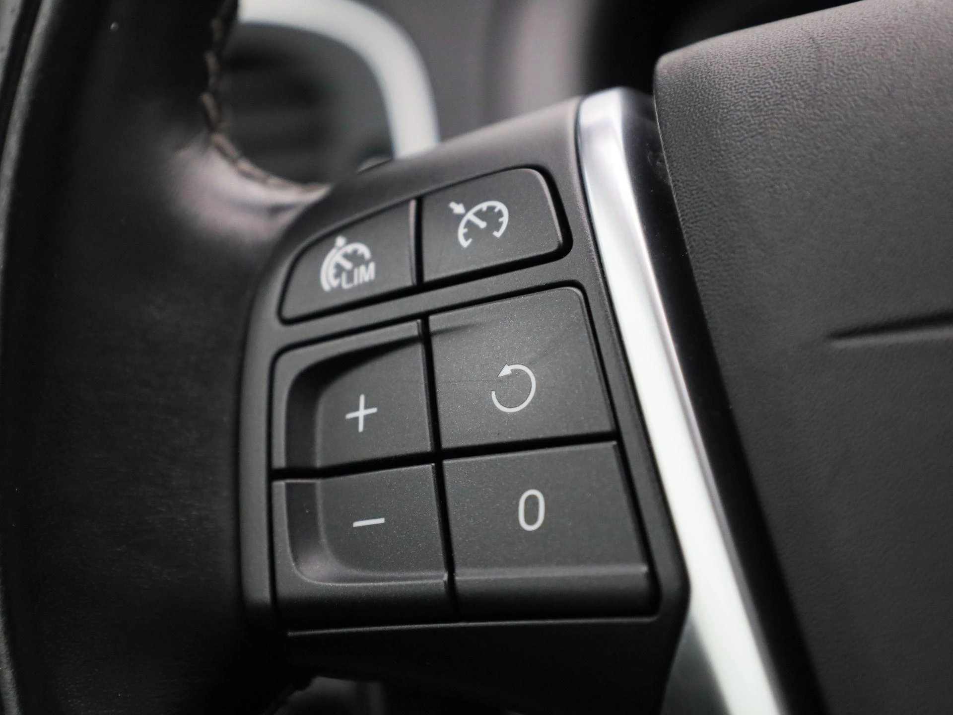 Volvo-V40-image-17