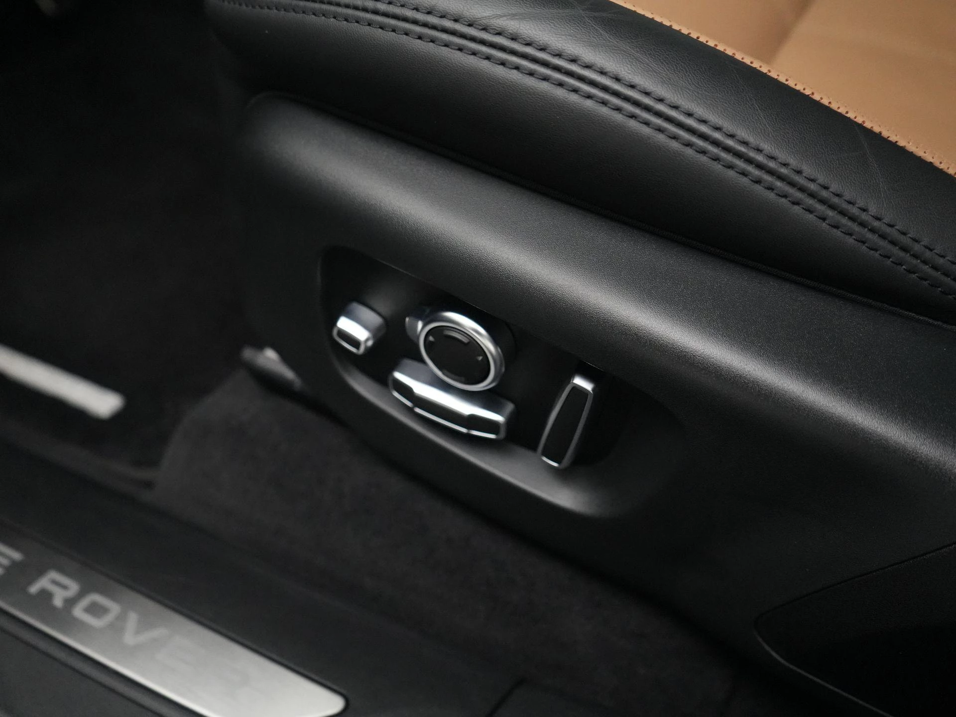 Land Rover-Range Rover Velar-image-36