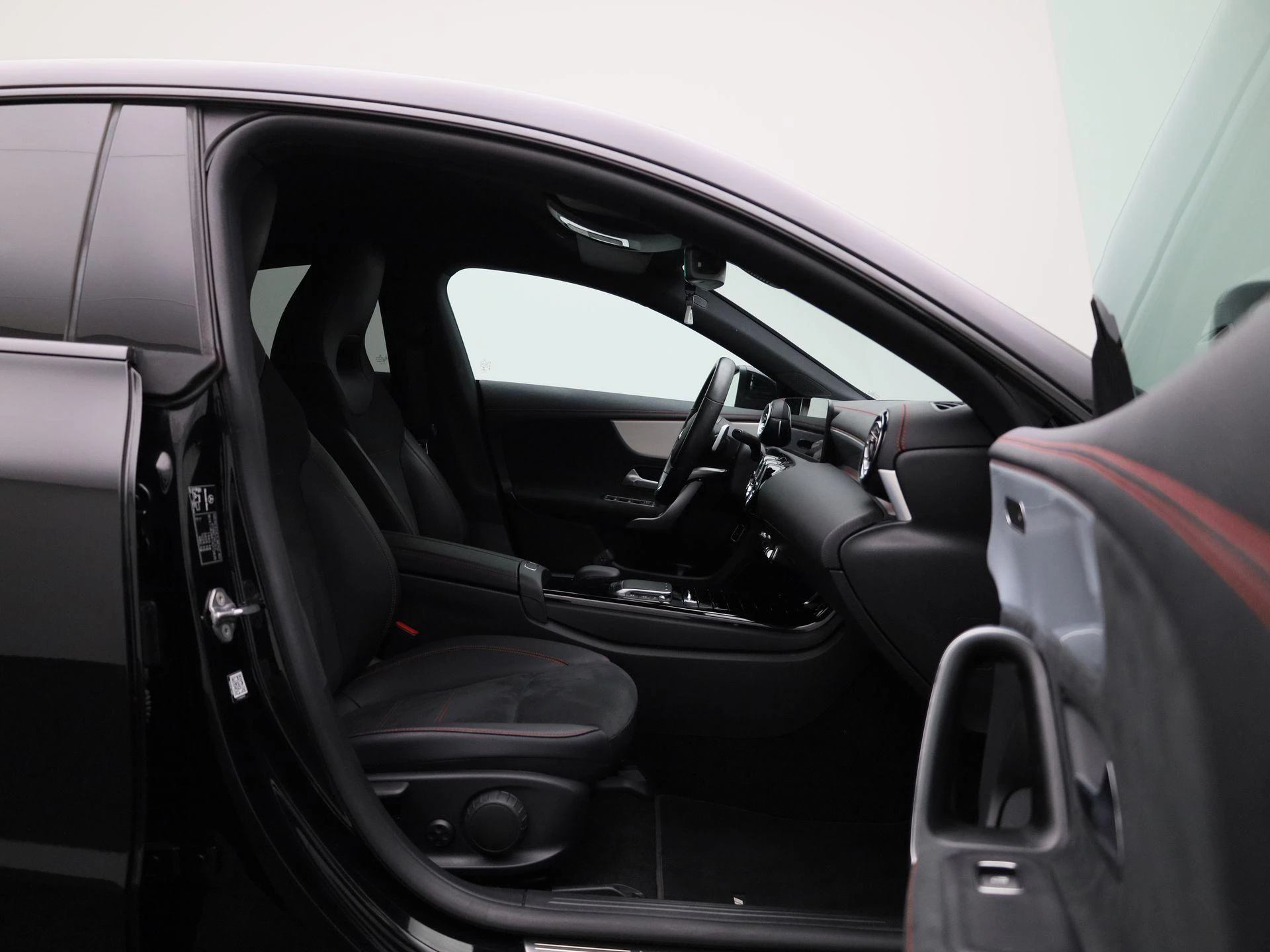 Mercedes-Benz-CLA-image-40