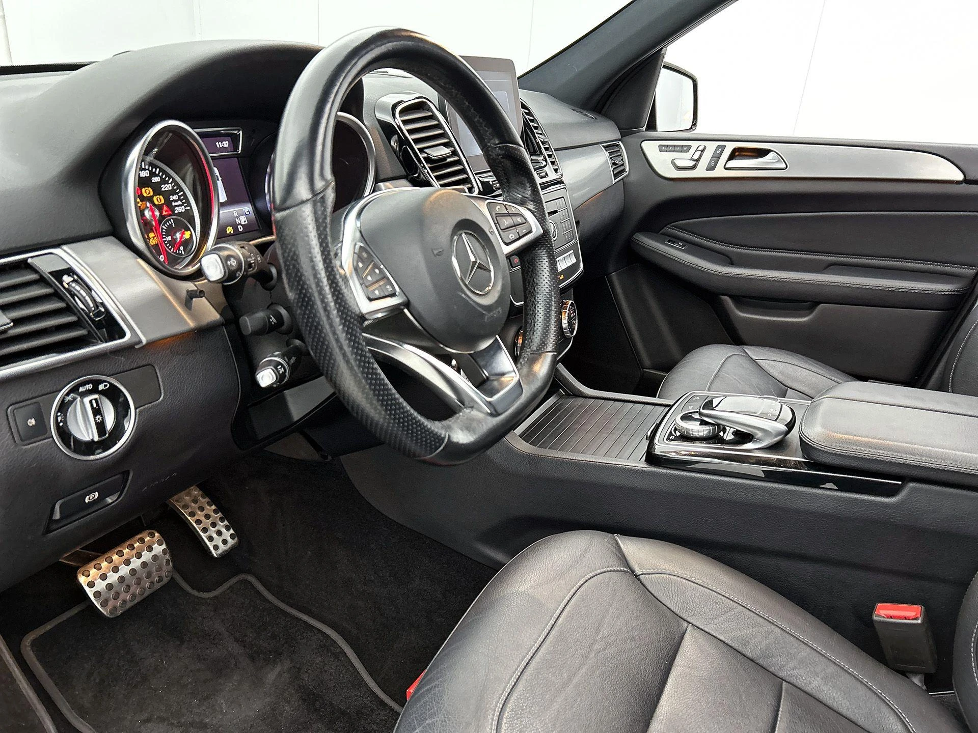 Mercedes-Benz-GLE-image-21