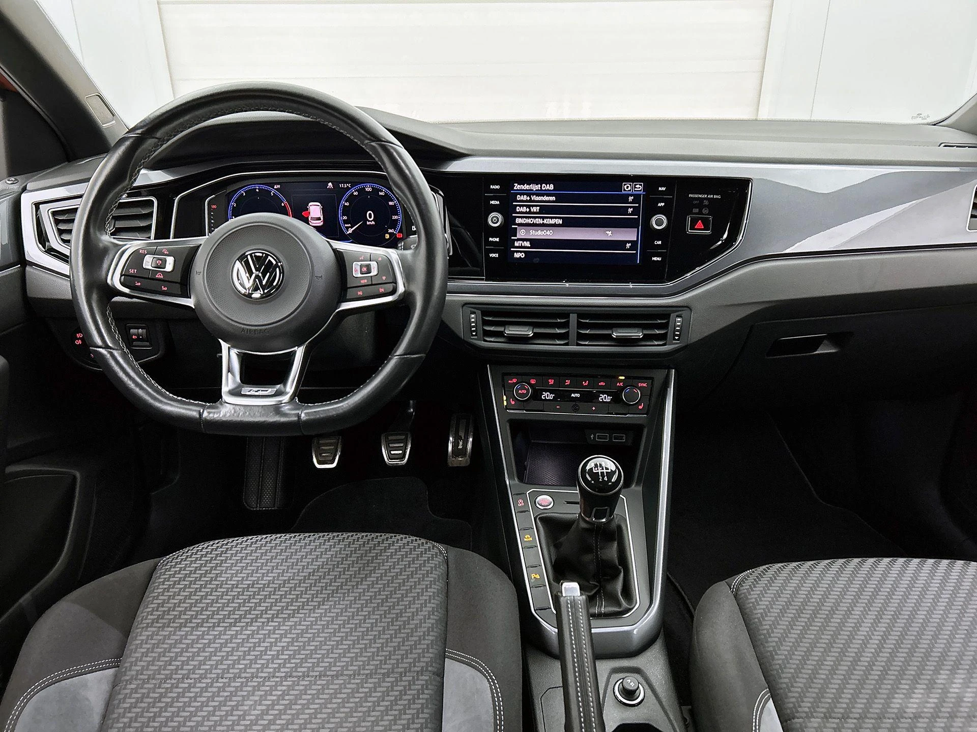 Volkswagen-Polo-image-24