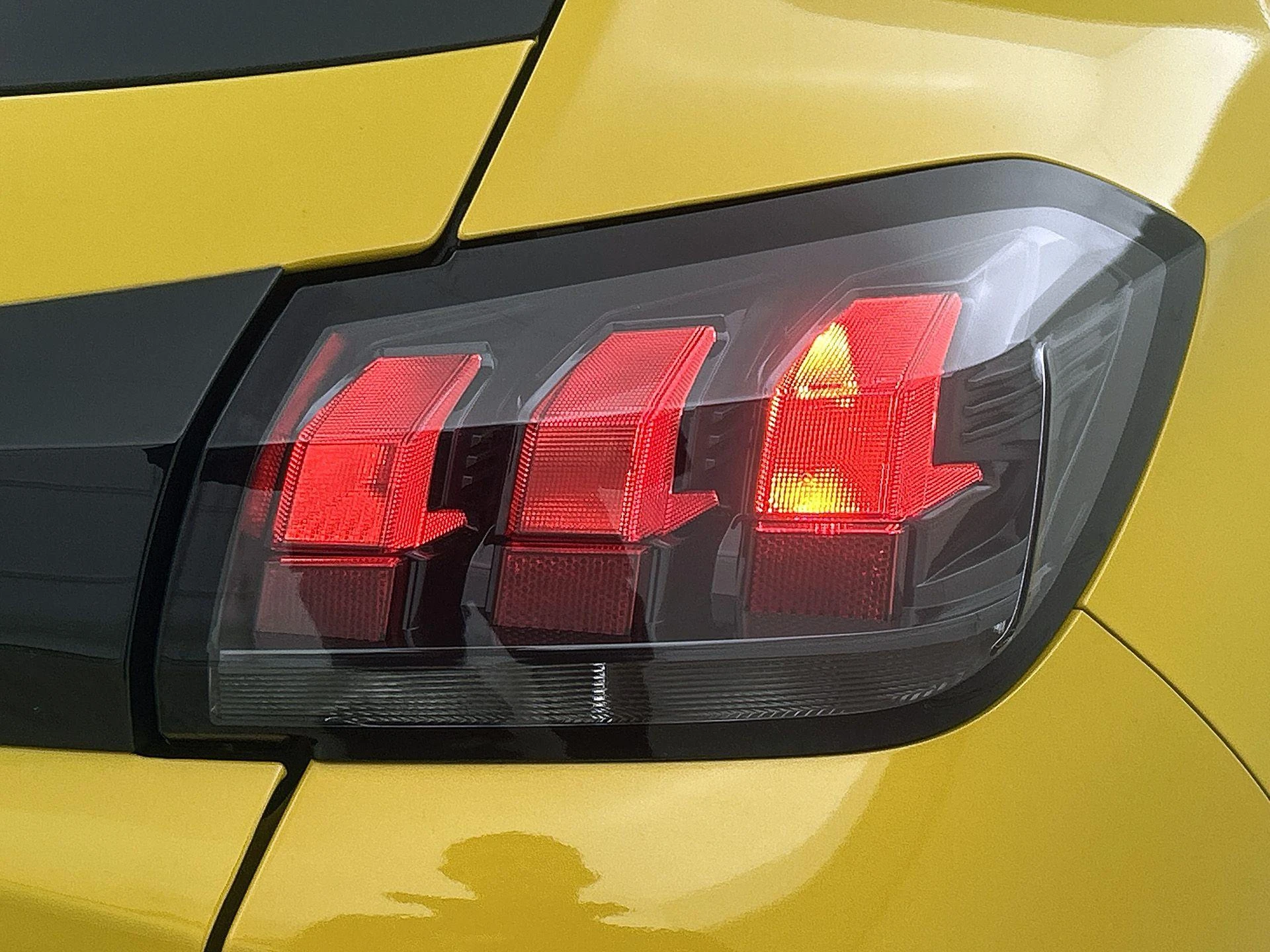 Peugeot-e-208-image-26