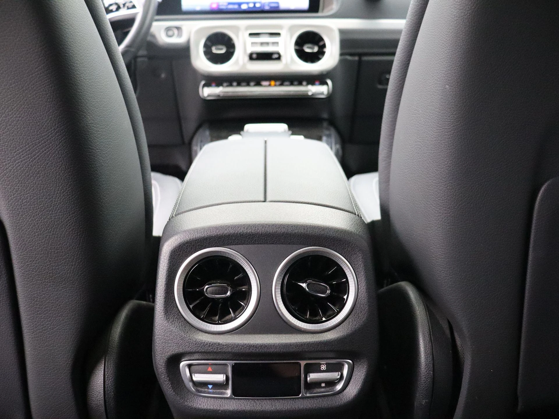 Mercedes-Benz-G-Klasse-image-23