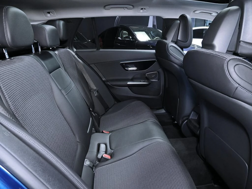 Mercedes-Benz-C-Klasse 300-image-14
