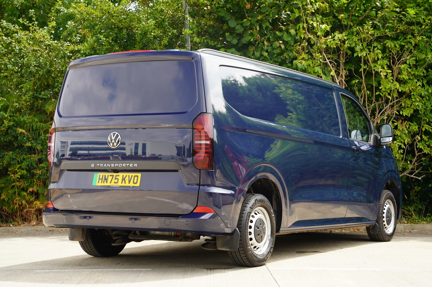 Volkswagen-Transporter-image-12