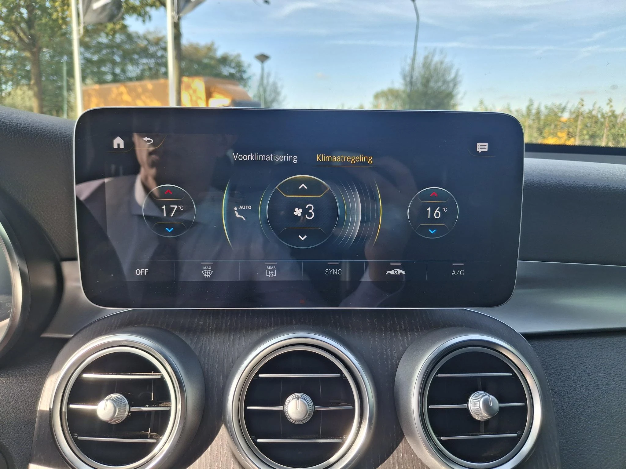 Mercedes-Benz-GLC-image-15