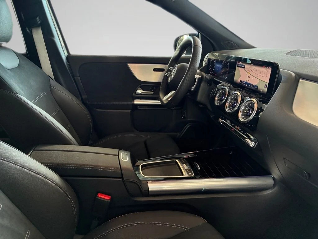 Mercedes-Benz-GLA 200 d-image-15