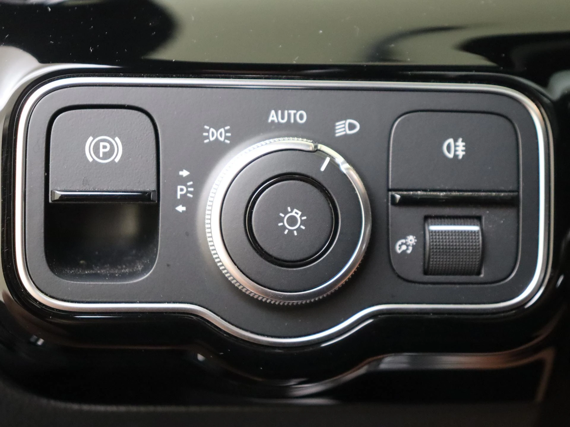 Mercedes-Benz-CLA-image-25