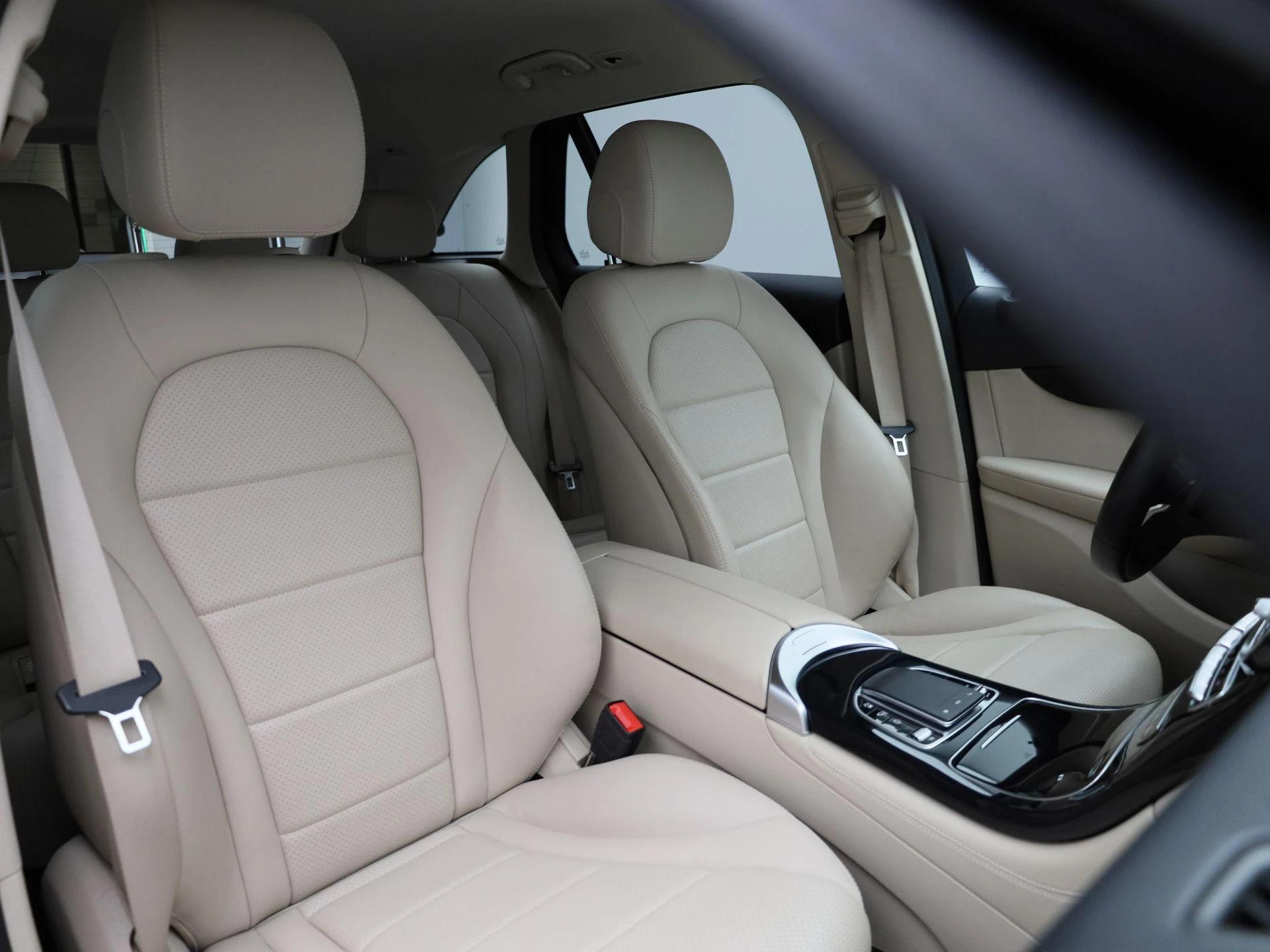 Mercedes-Benz-GLC-image-38