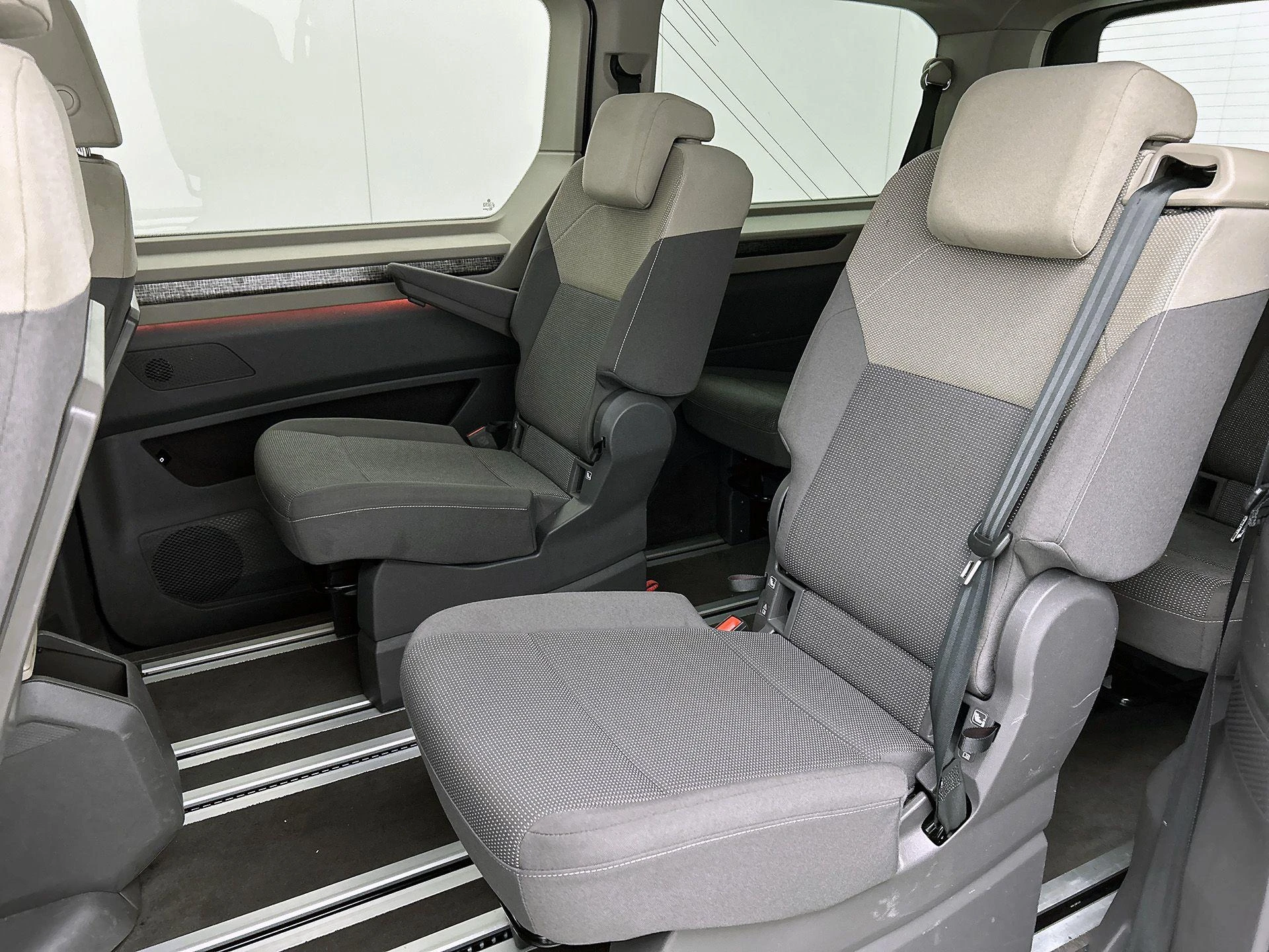 Volkswagen-Multivan-image-25