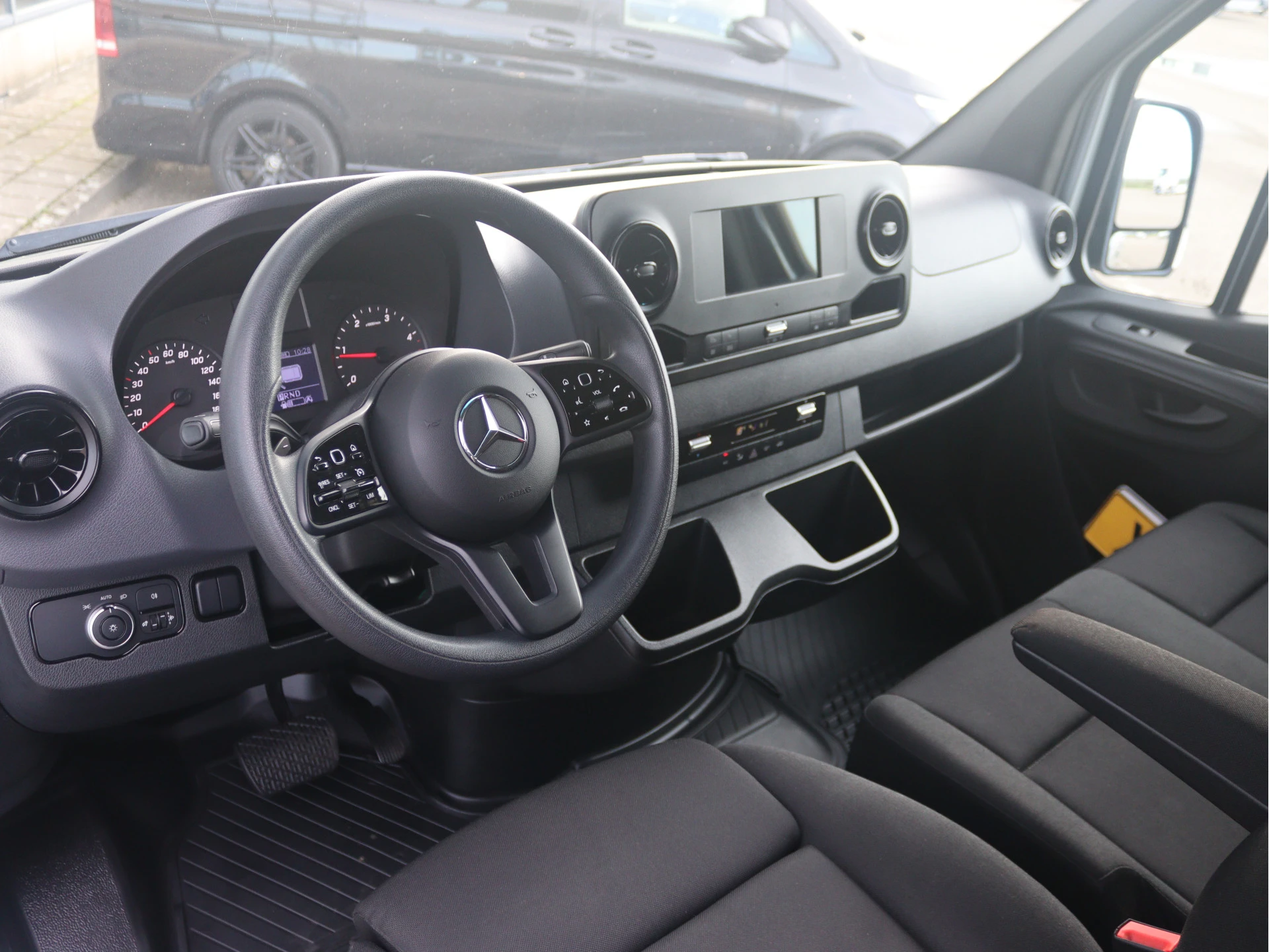 Mercedes-Benz-Sprinter-image-3
