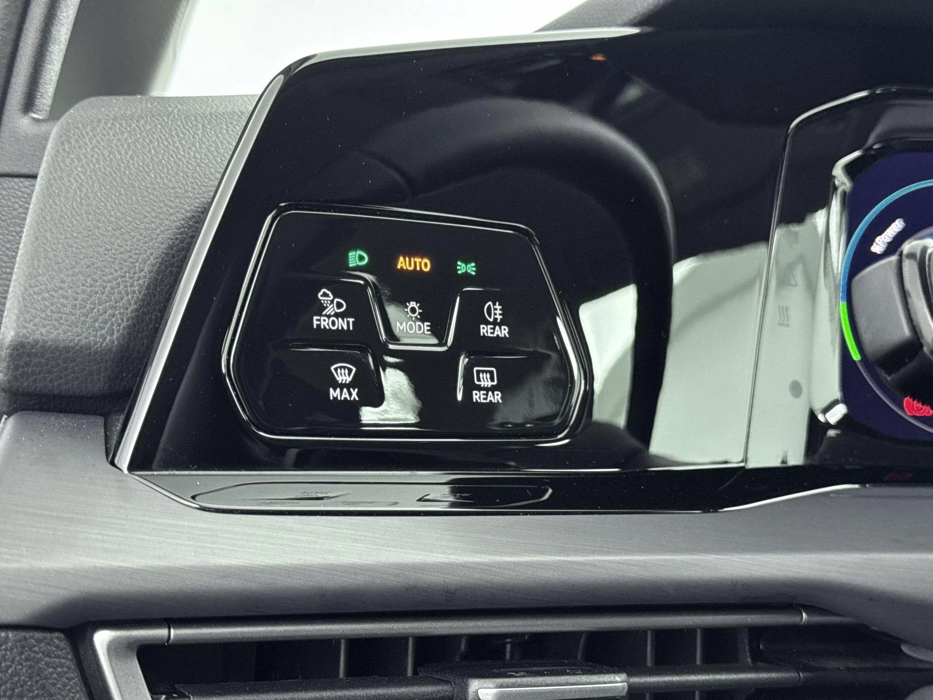 Volkswagen-Golf-image-18