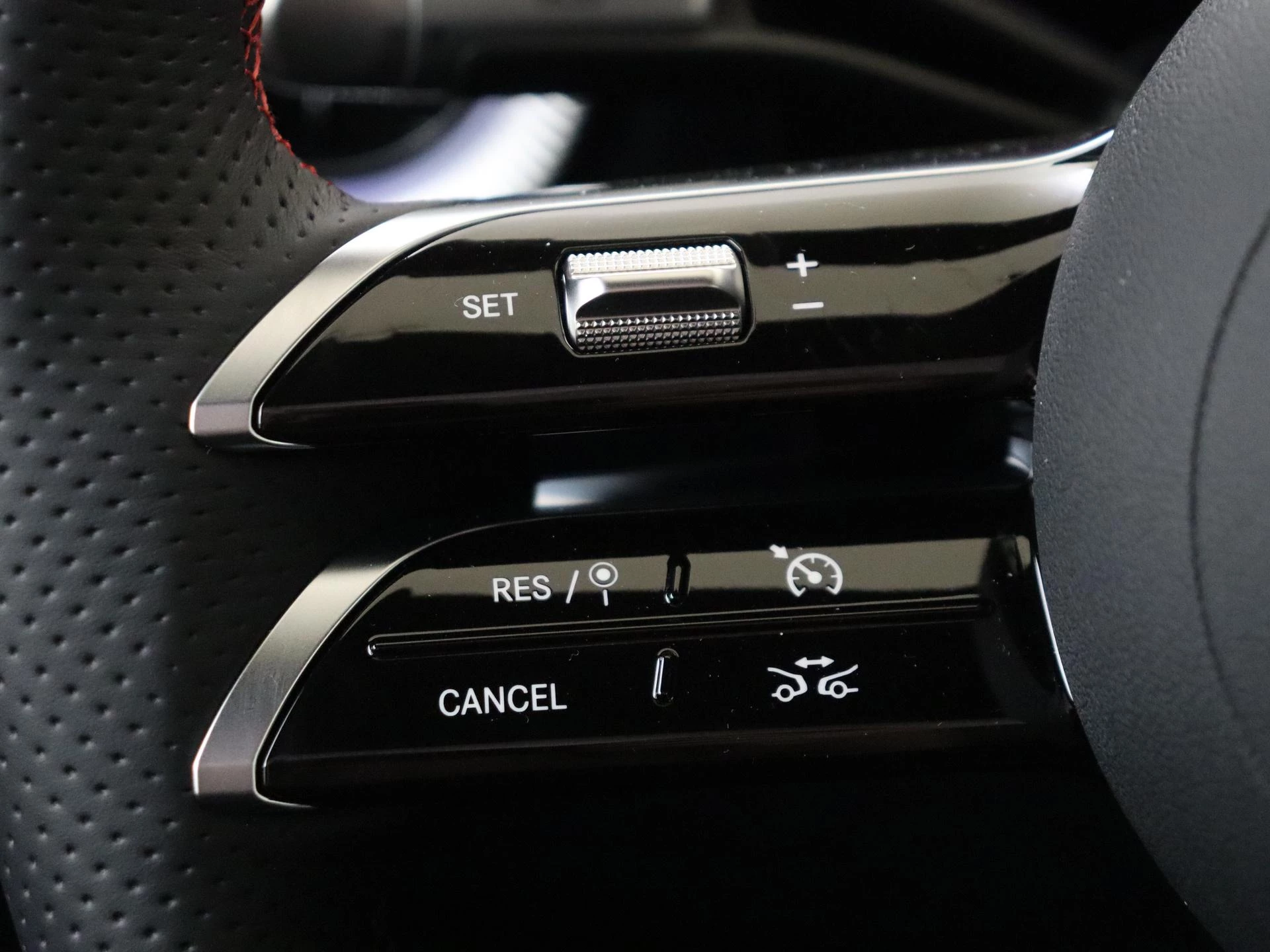 Mercedes-Benz-CLA-image-15