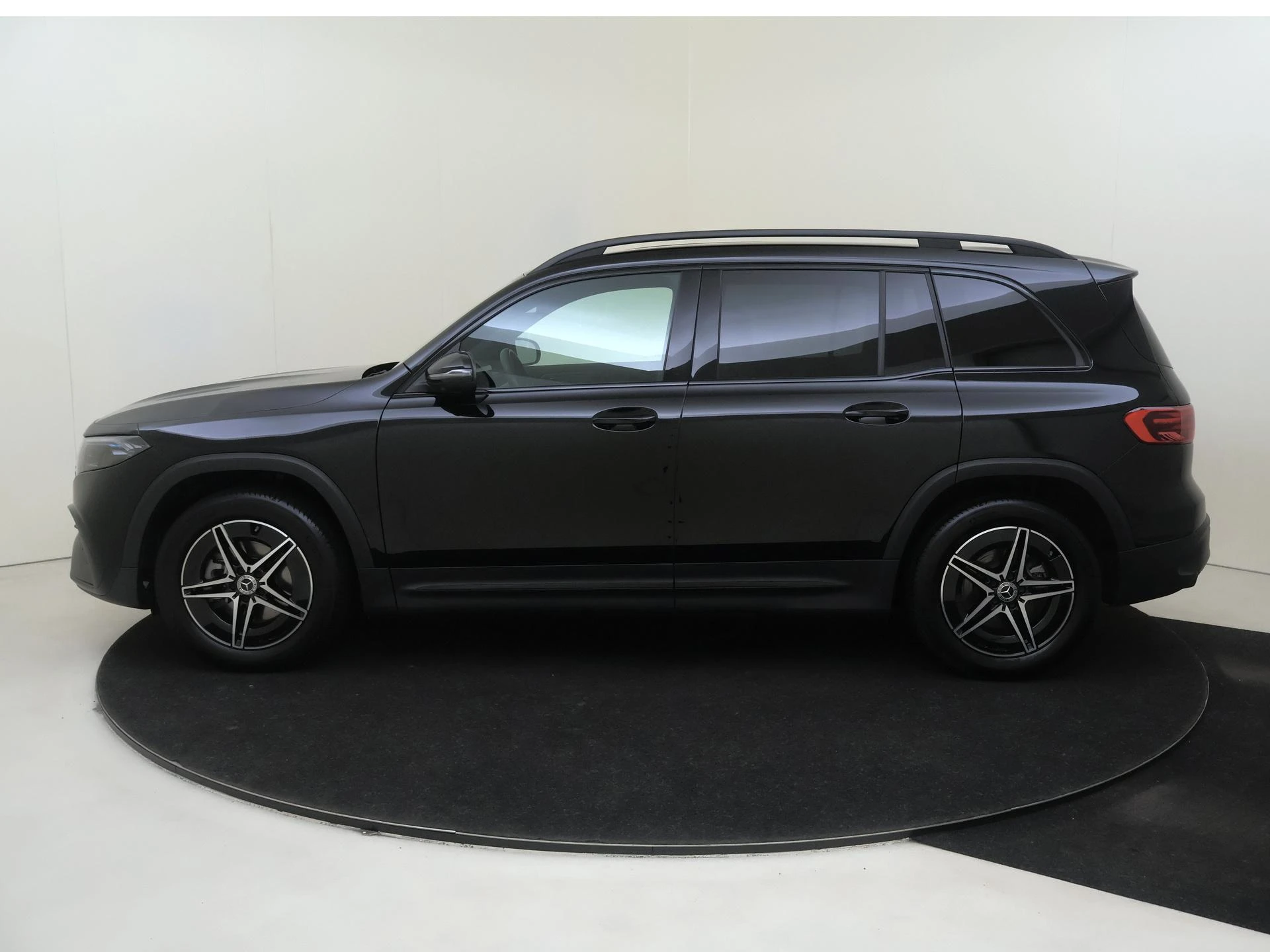 Mercedes-Benz-EQB-image-7
