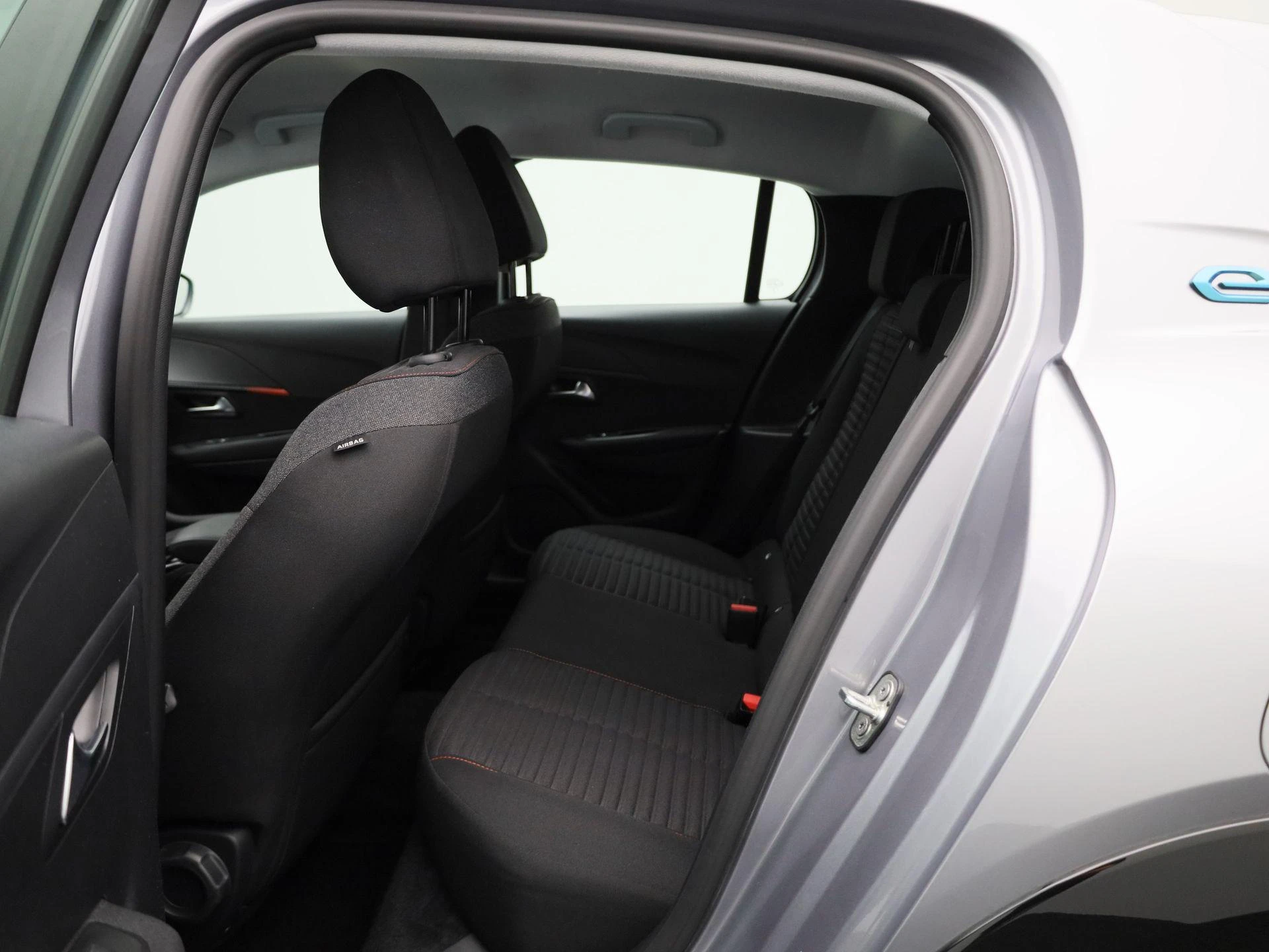 Peugeot-e-208-image-9