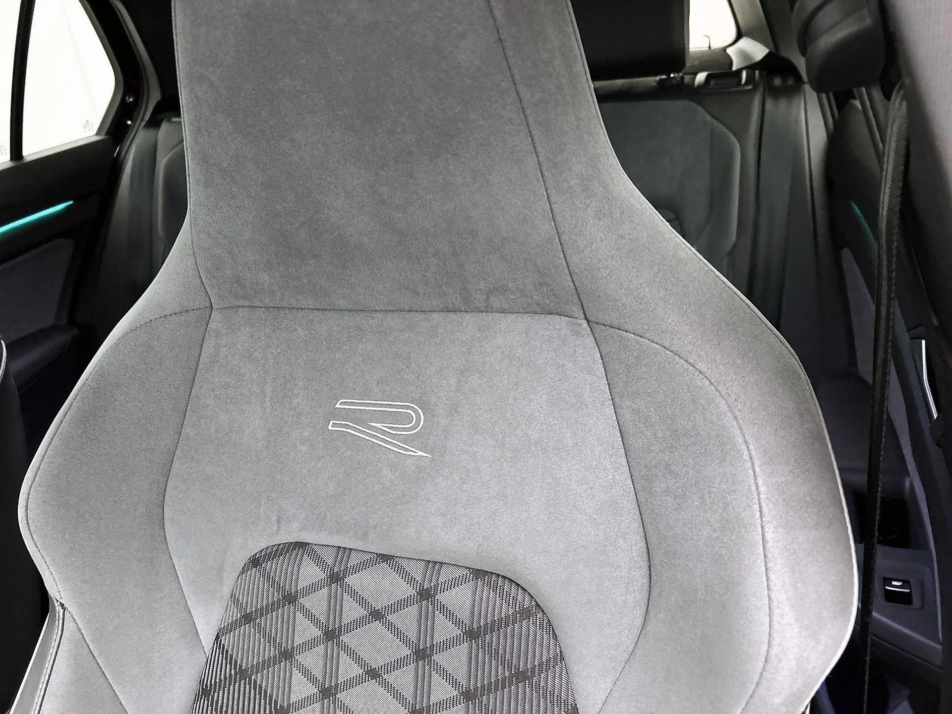 Volkswagen-Golf-image-18