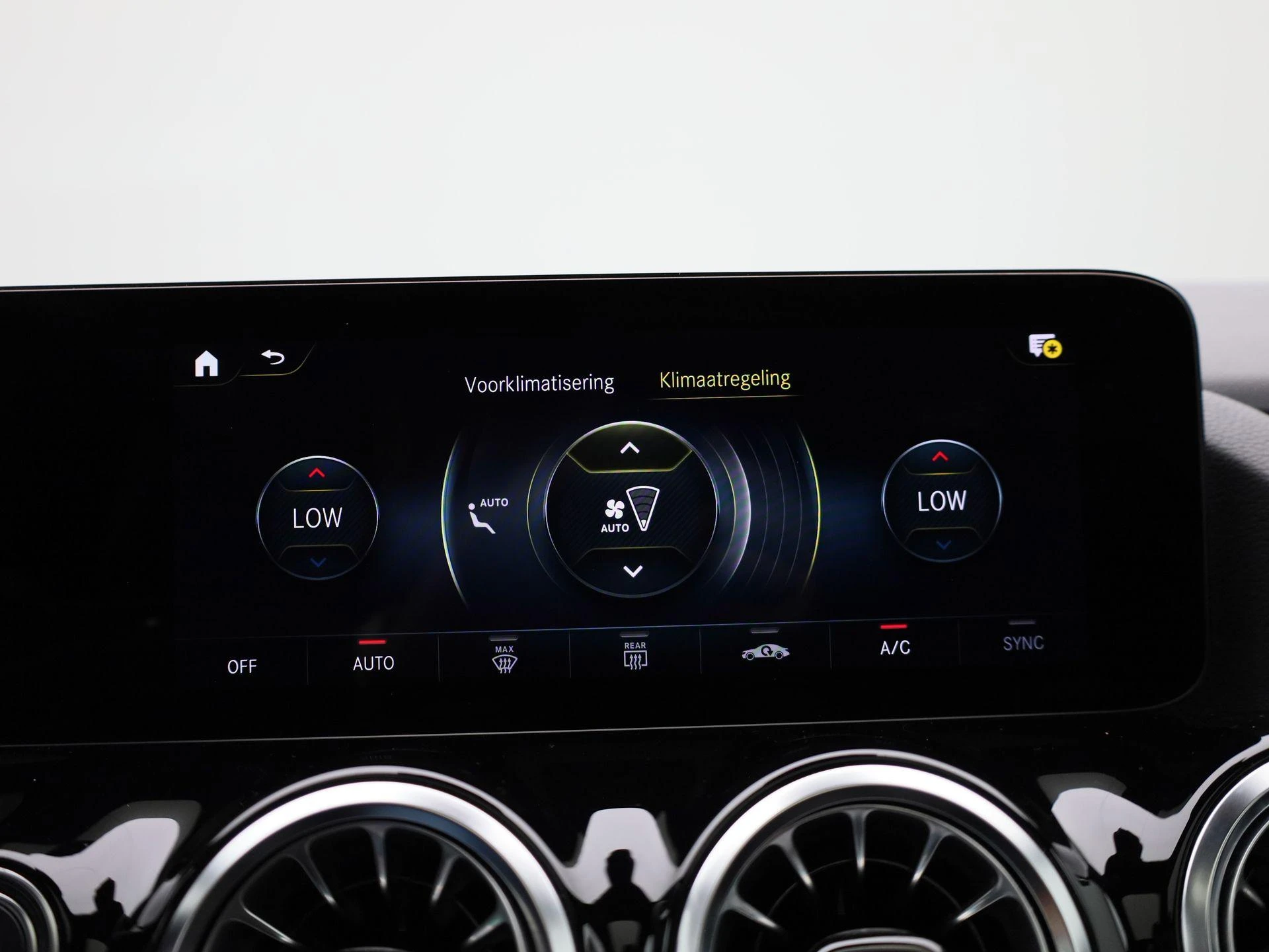 Mercedes-Benz-GLA-image-20