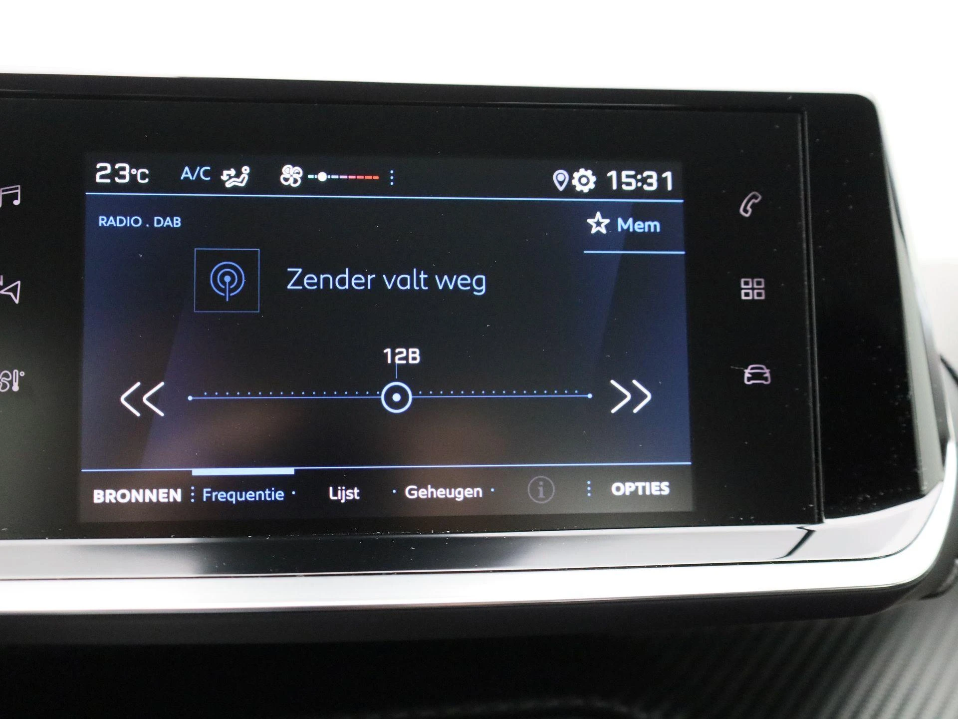 Peugeot-208-image-13