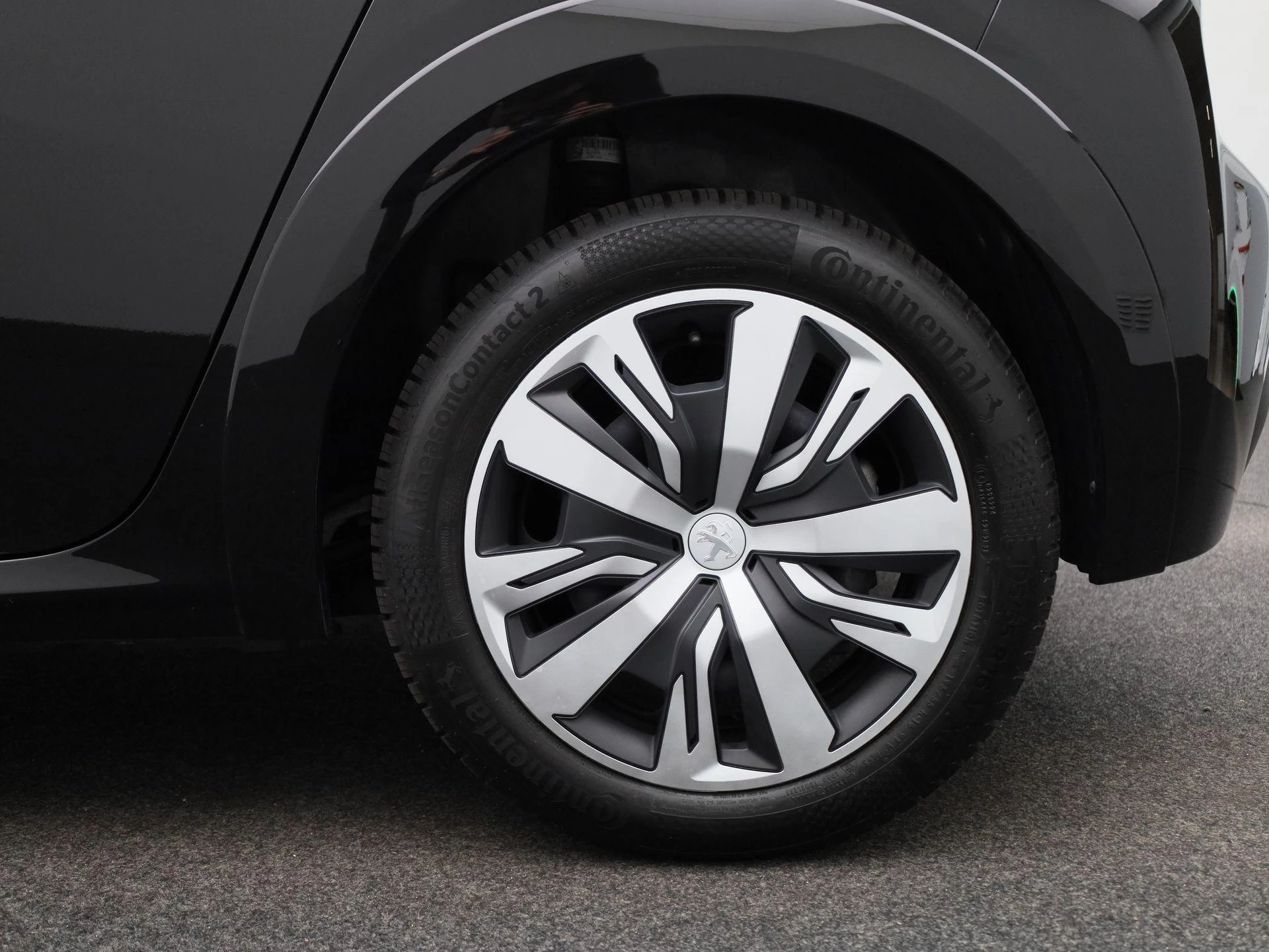 Peugeot-e-208-image-12