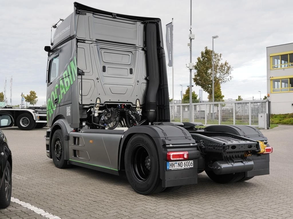 Mercedes-Benz-Actros-image-6