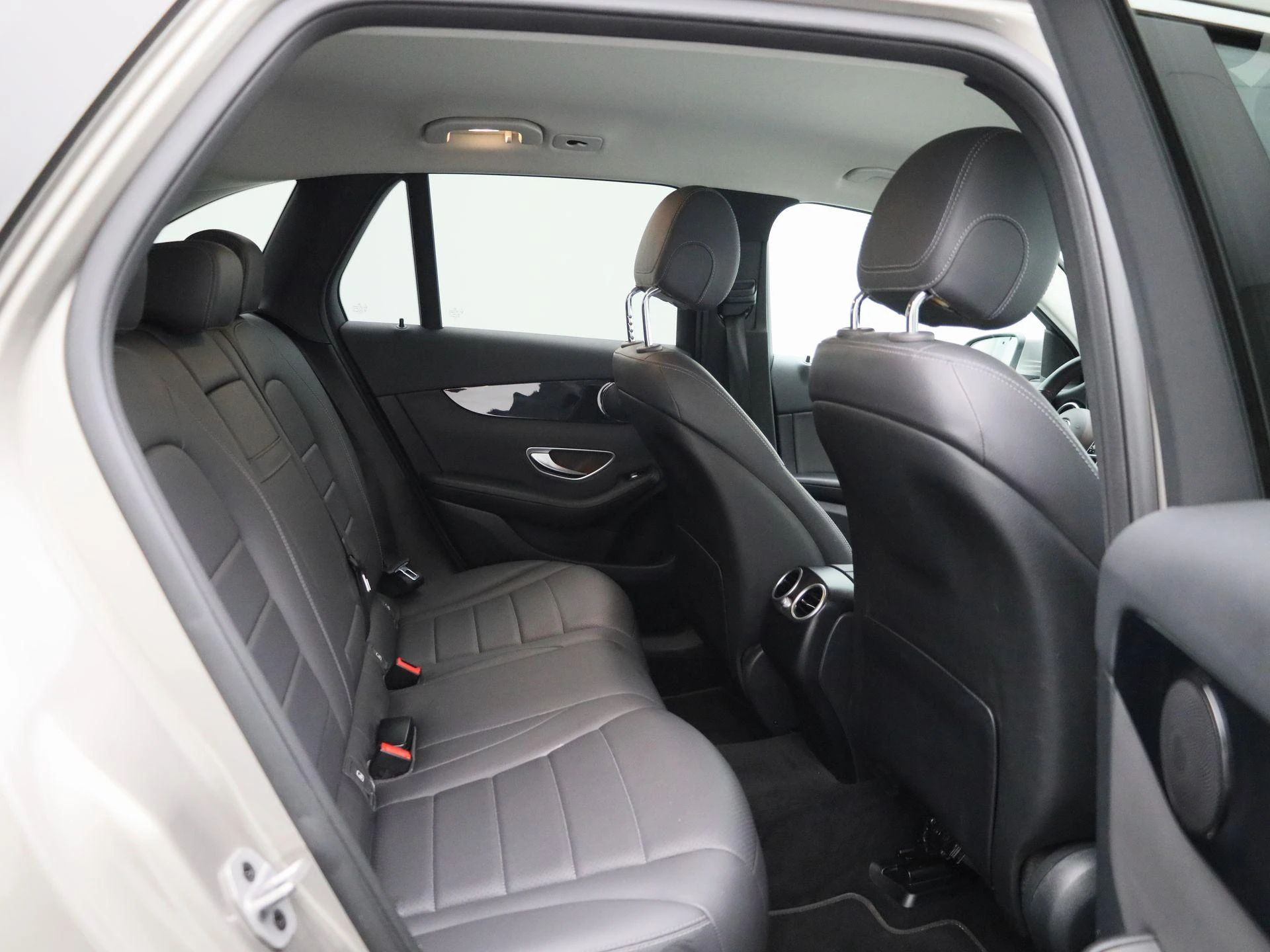 Mercedes-Benz-GLC-image-35