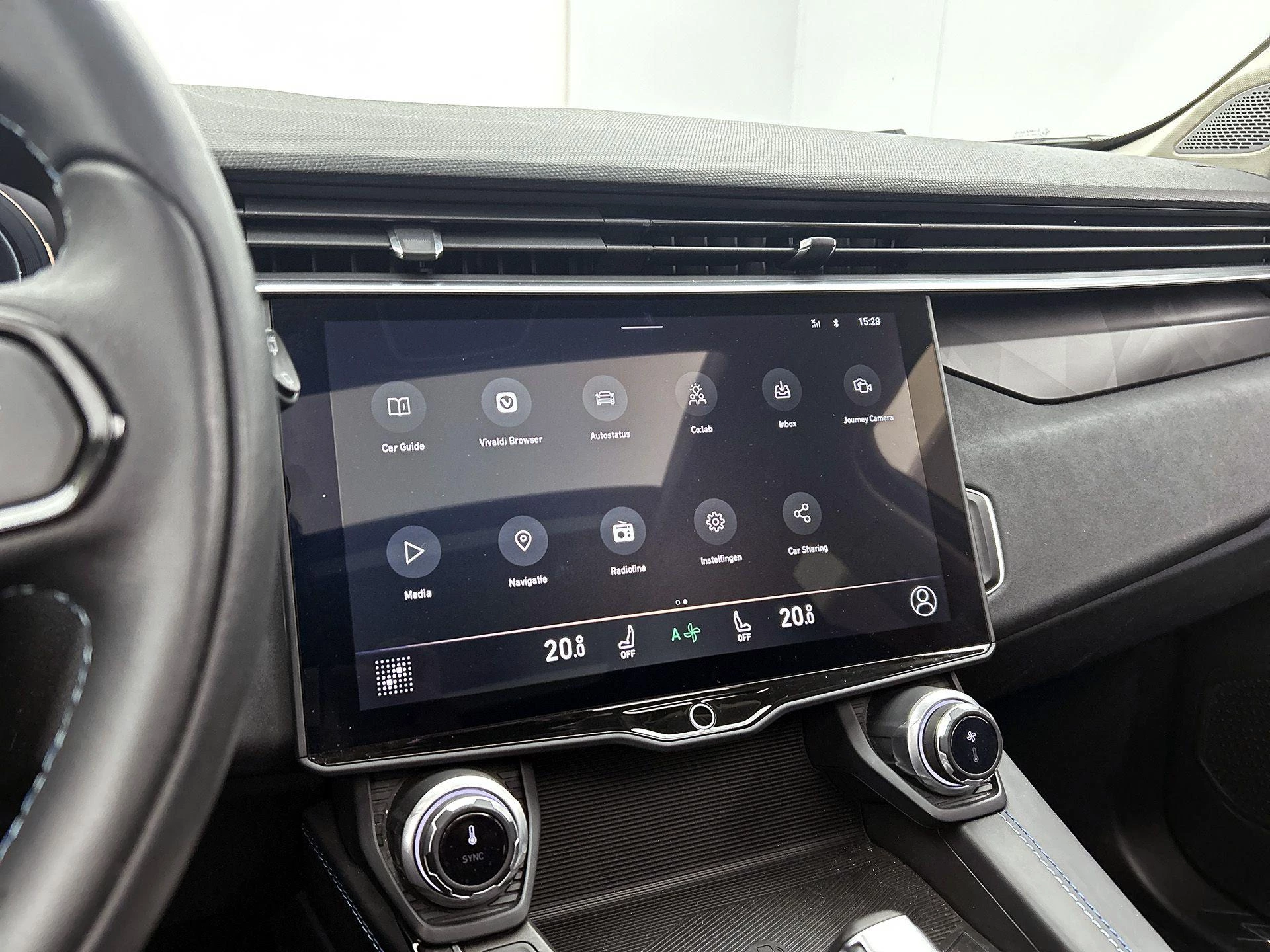 Lynk & Co-01-image-7