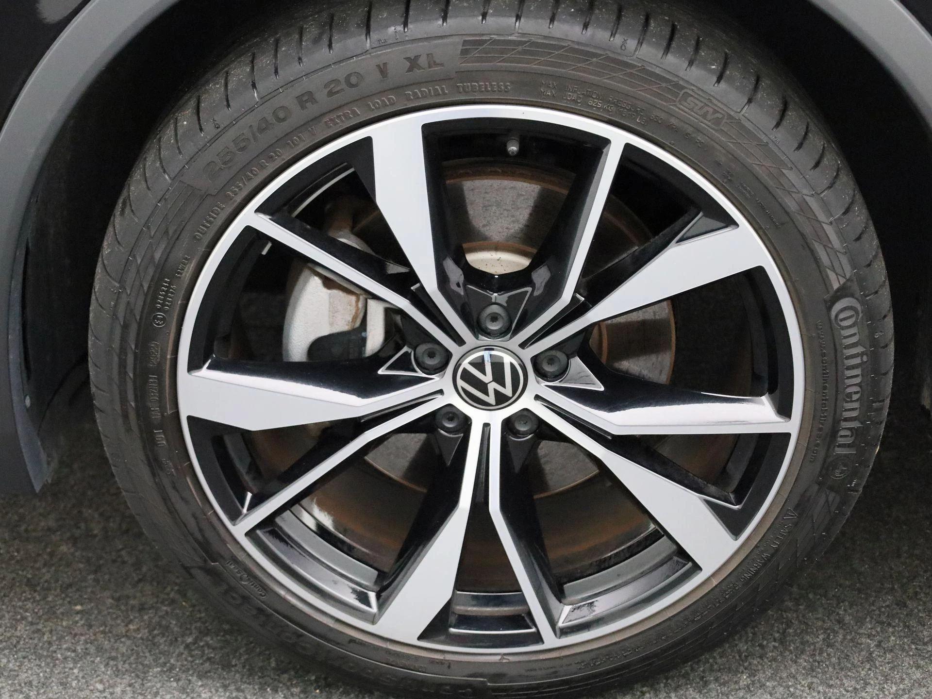 Volkswagen-Tiguan-image-13