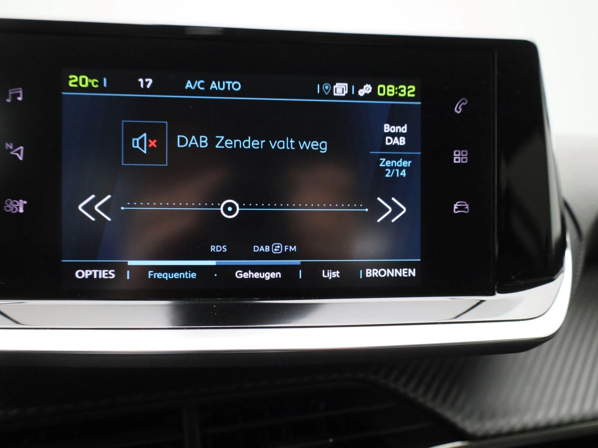 Peugeot e-208 - 18