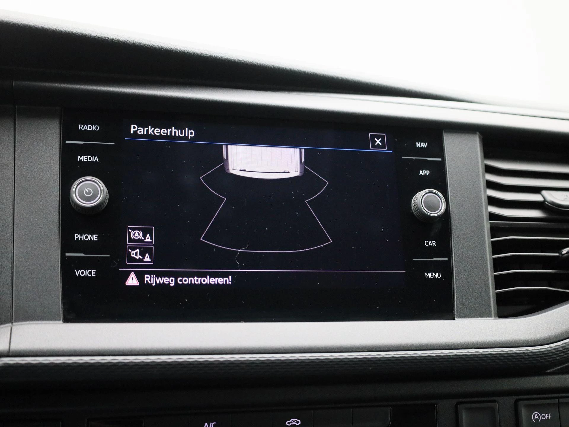 Volkswagen-Transporter-image-31