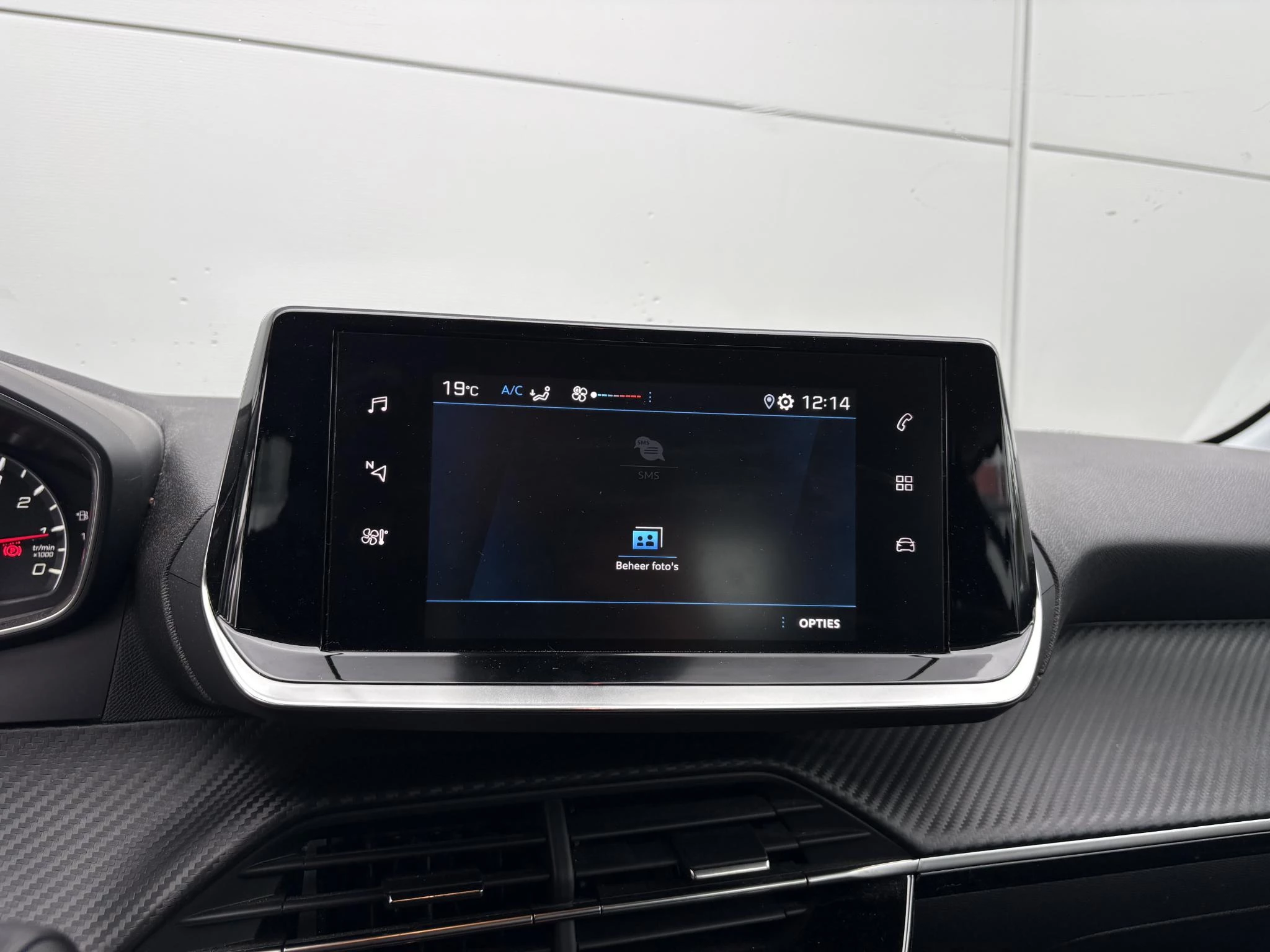 Peugeot-208-image-19