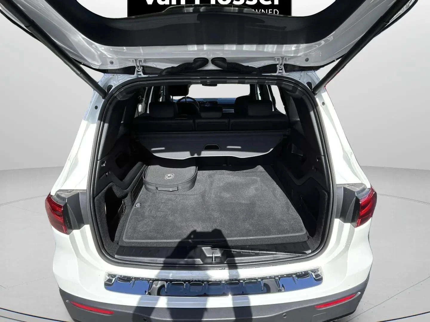 Mercedes-Benz-EQB-image-18