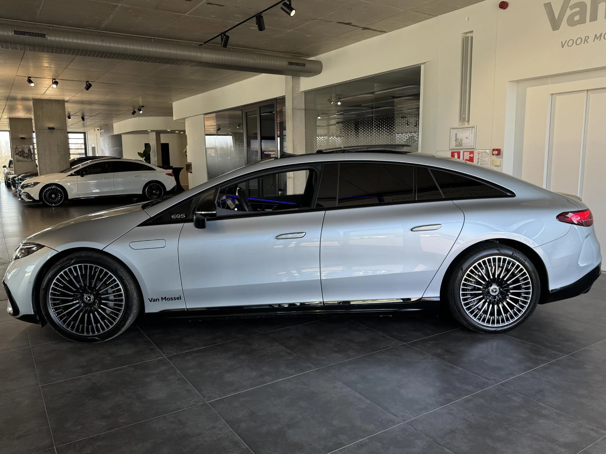 Mercedes-Benz-EQS-image-16