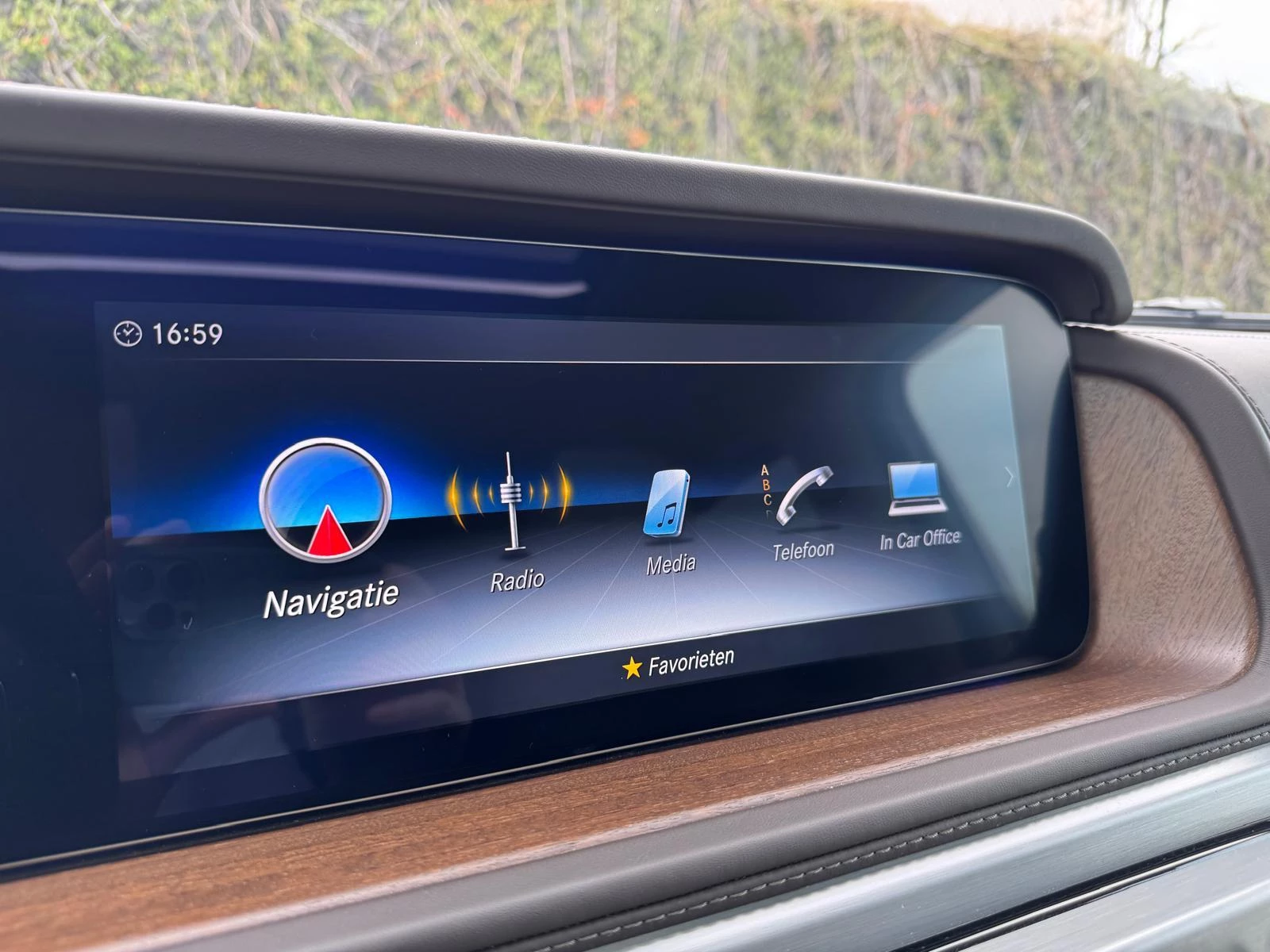 Mercedes-Benz-G-Klasse-image-15