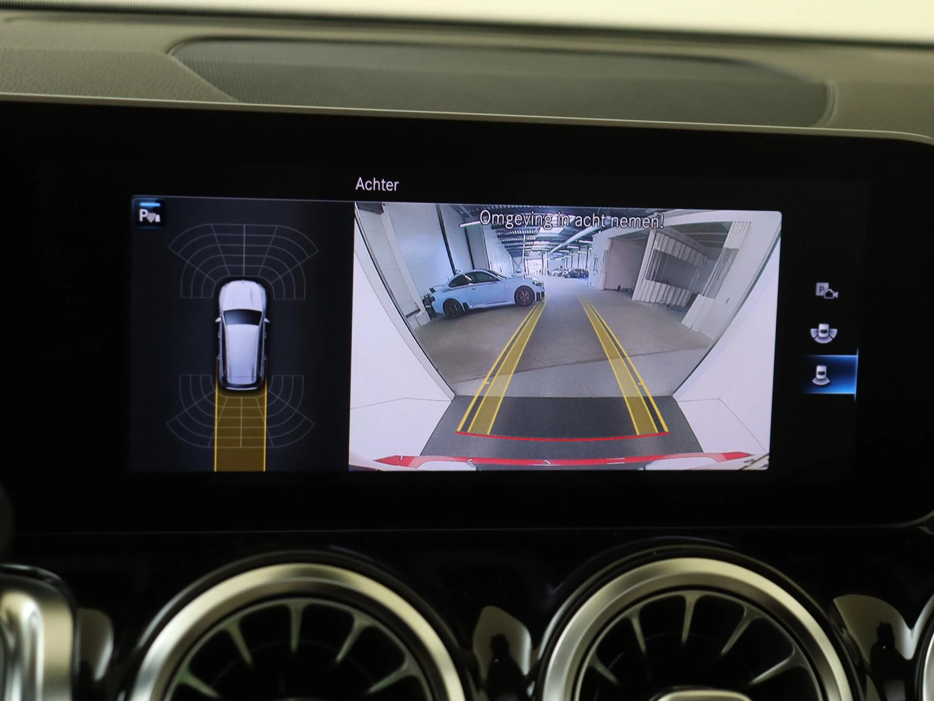Mercedes-Benz-GLB-image-18
