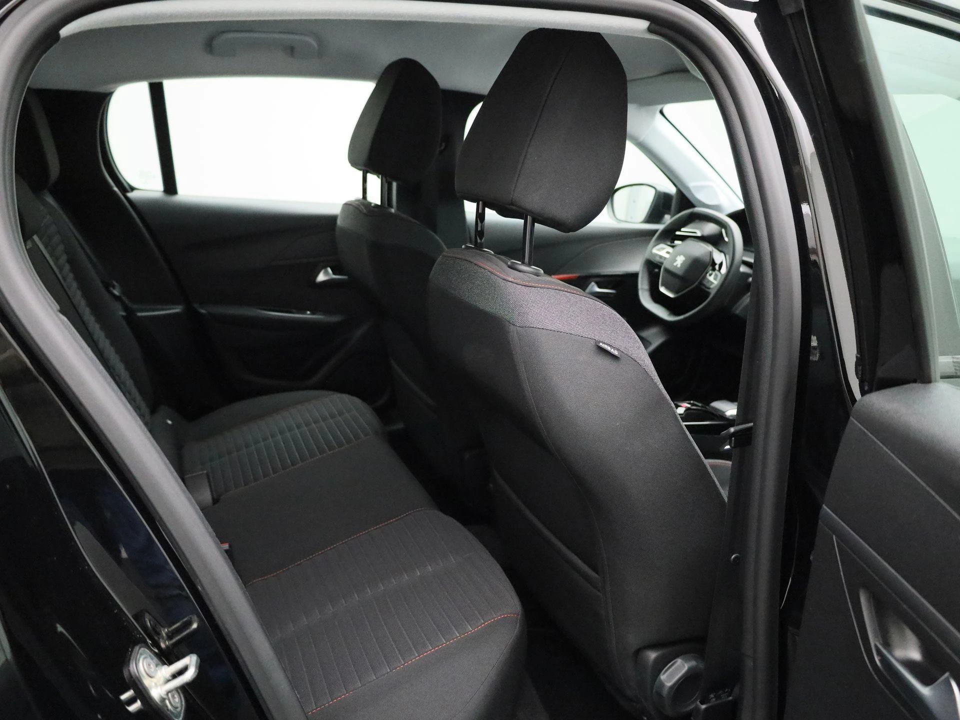 Peugeot-e-208-image-33