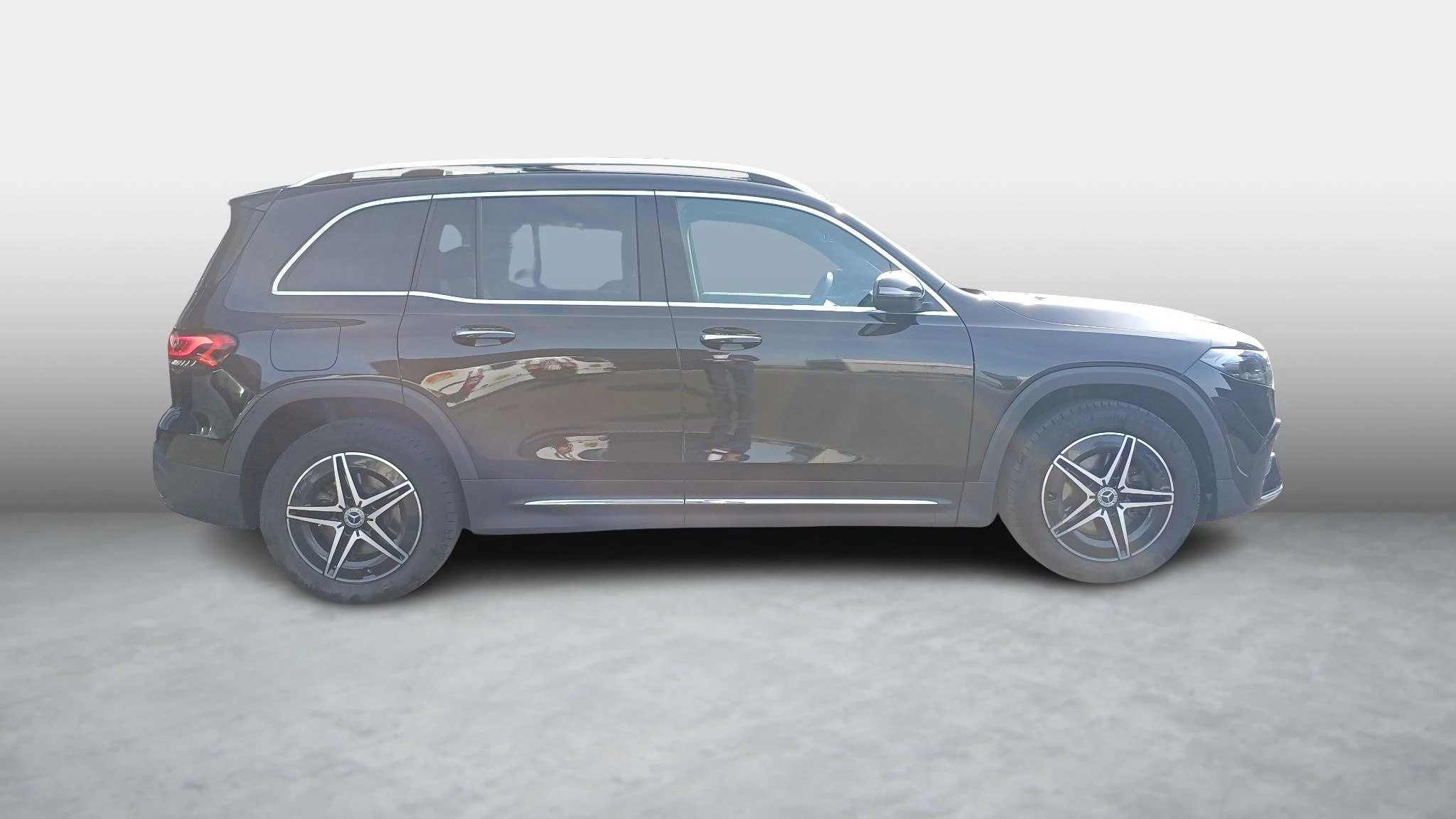 Mercedes-Benz EQB 250 AMG Line + 7-ZITPLAATSEN + LEDER + PANO DAK + CARPLAY +