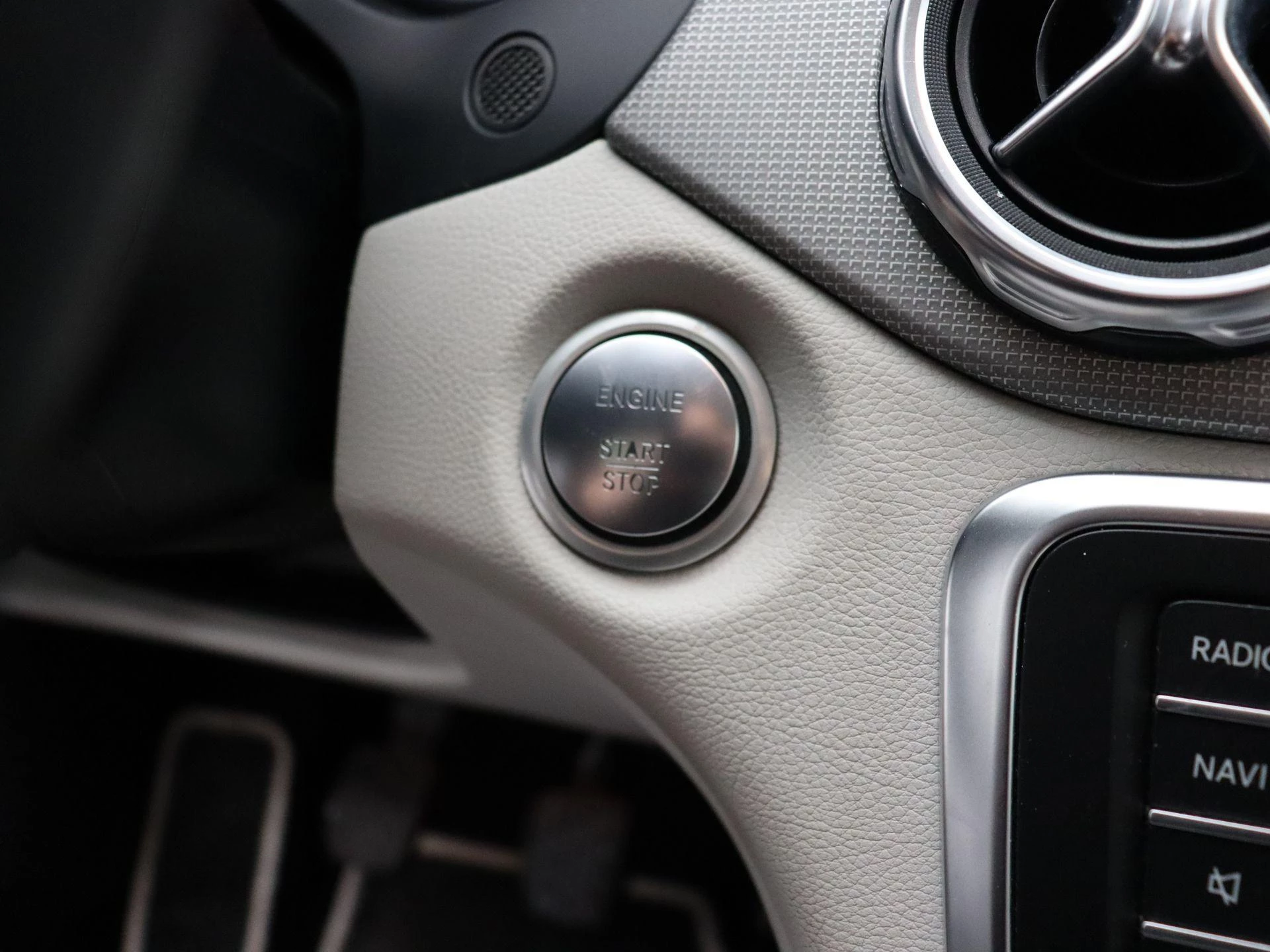 Mercedes-Benz GLA 200 d Business Solution + LED + AUTO AIRCO + CAMERA +