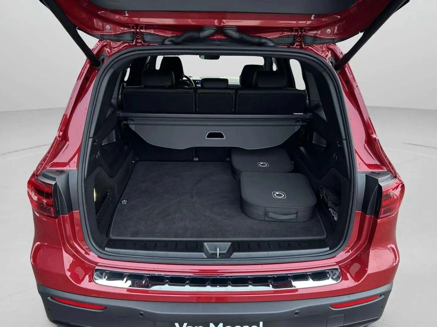 Mercedes-Benz-EQB-image-20