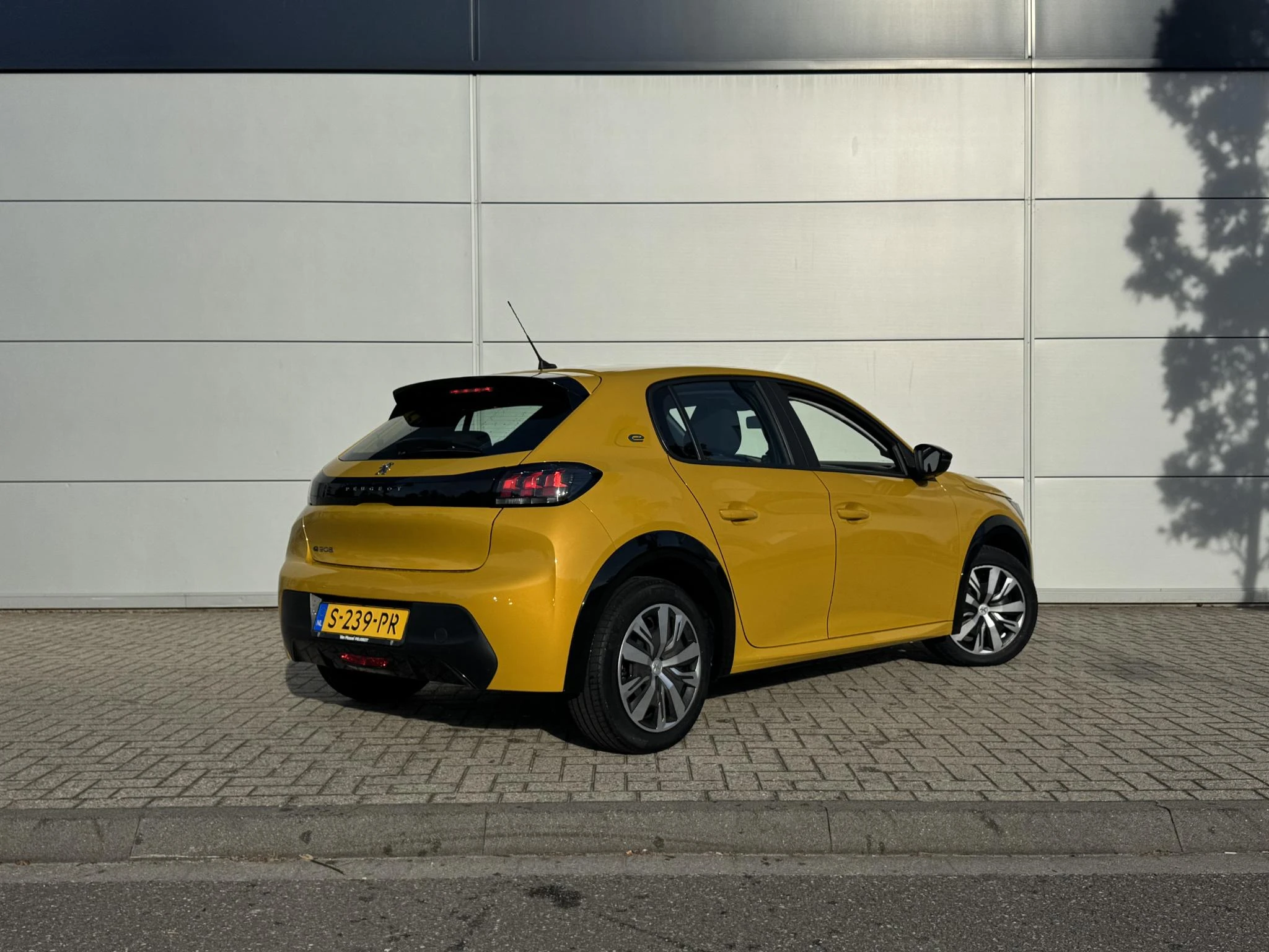 Peugeot-e-208-image-5