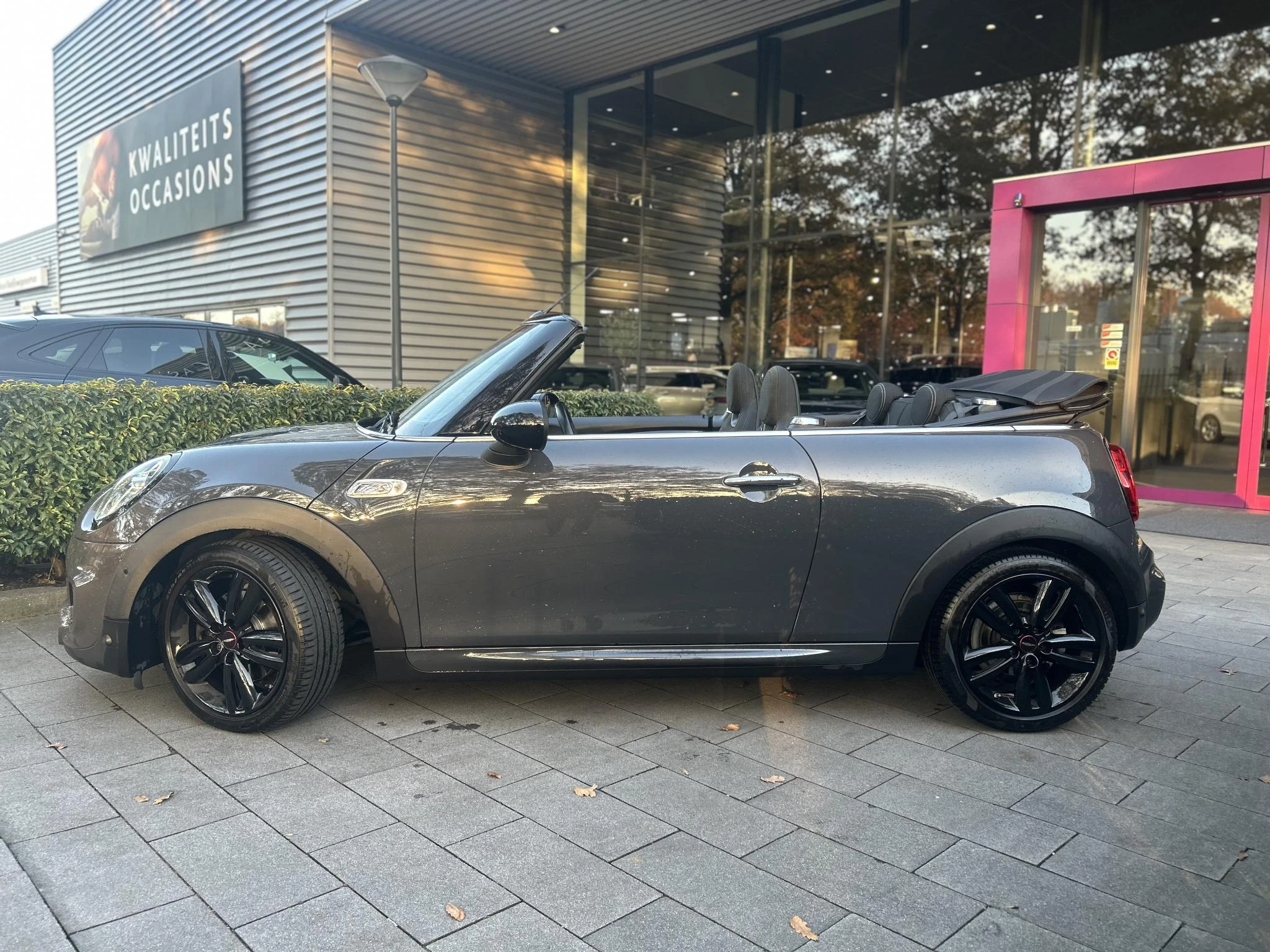MINI-Cooper S Cabrio-image-1