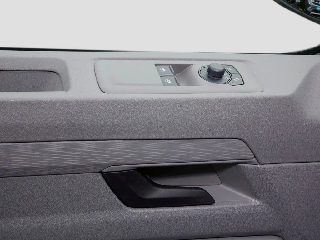 Volkswagen-Transporter-image-13
