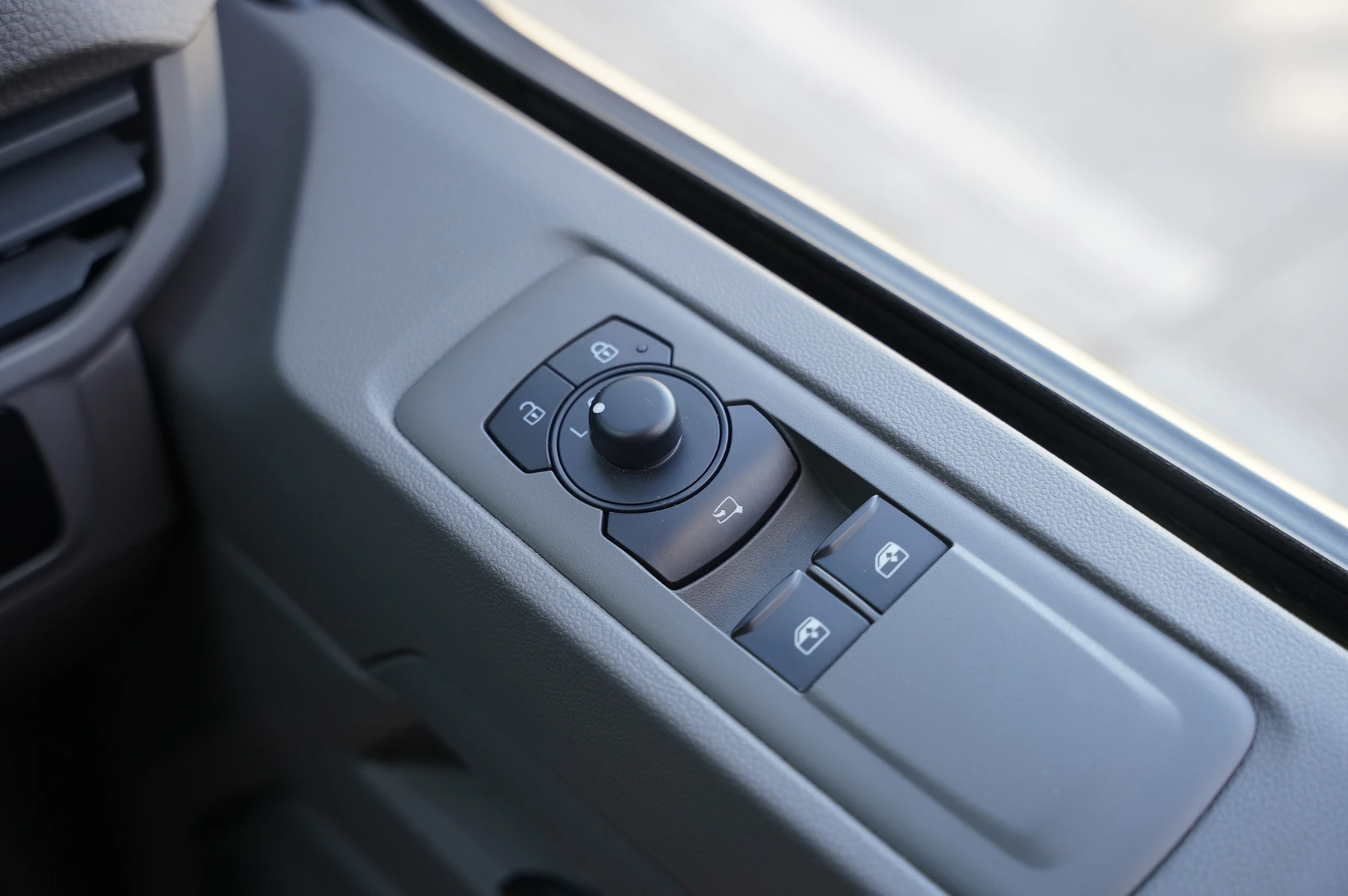 Volkswagen-Transporter-image-18